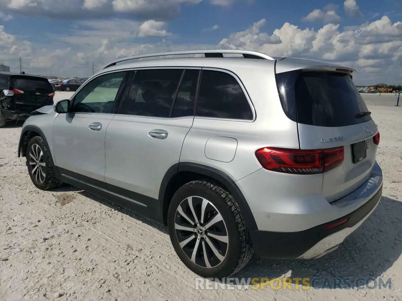 2 Photograph of a damaged car W1N4M4HBXLW026747 MERCEDES-BENZ GLB-CLASS 2020
