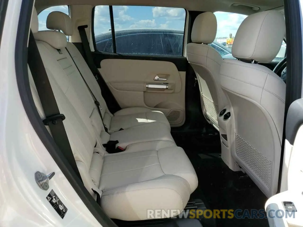 11 Photograph of a damaged car W1N4M4GB9MW095562 MERCEDES-BENZ GLB-CLASS 2021