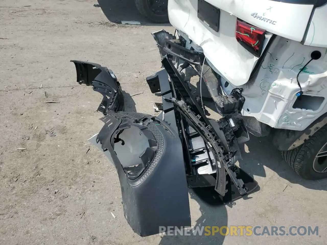 13 Photograph of a damaged car W1N4M4HB8NW198553 MERCEDES-BENZ GLB-CLASS 2022