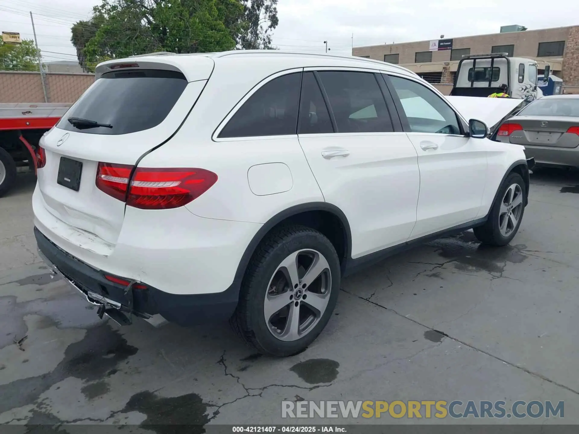 4 Photograph of a damaged car WDC0G4JB1KV136690 MERCEDES-BENZ GLC 300 2019