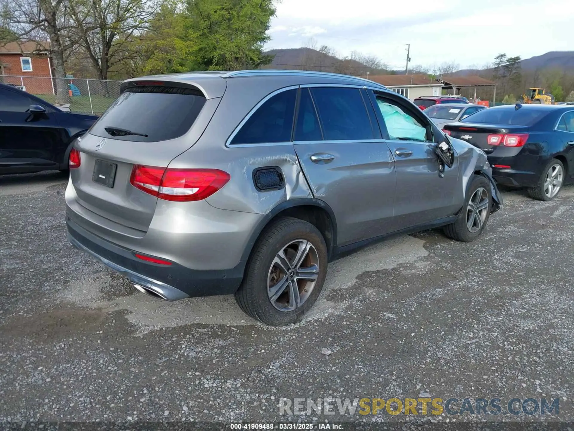 4 Photograph of a damaged car WDC0G4JB2KV175112 MERCEDES-BENZ GLC 300 2019