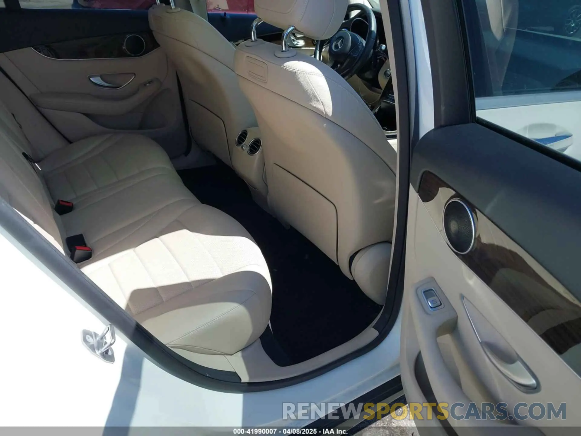 8 Photograph of a damaged car WDC0G4JB3KV162952 MERCEDES-BENZ GLC 300 2019