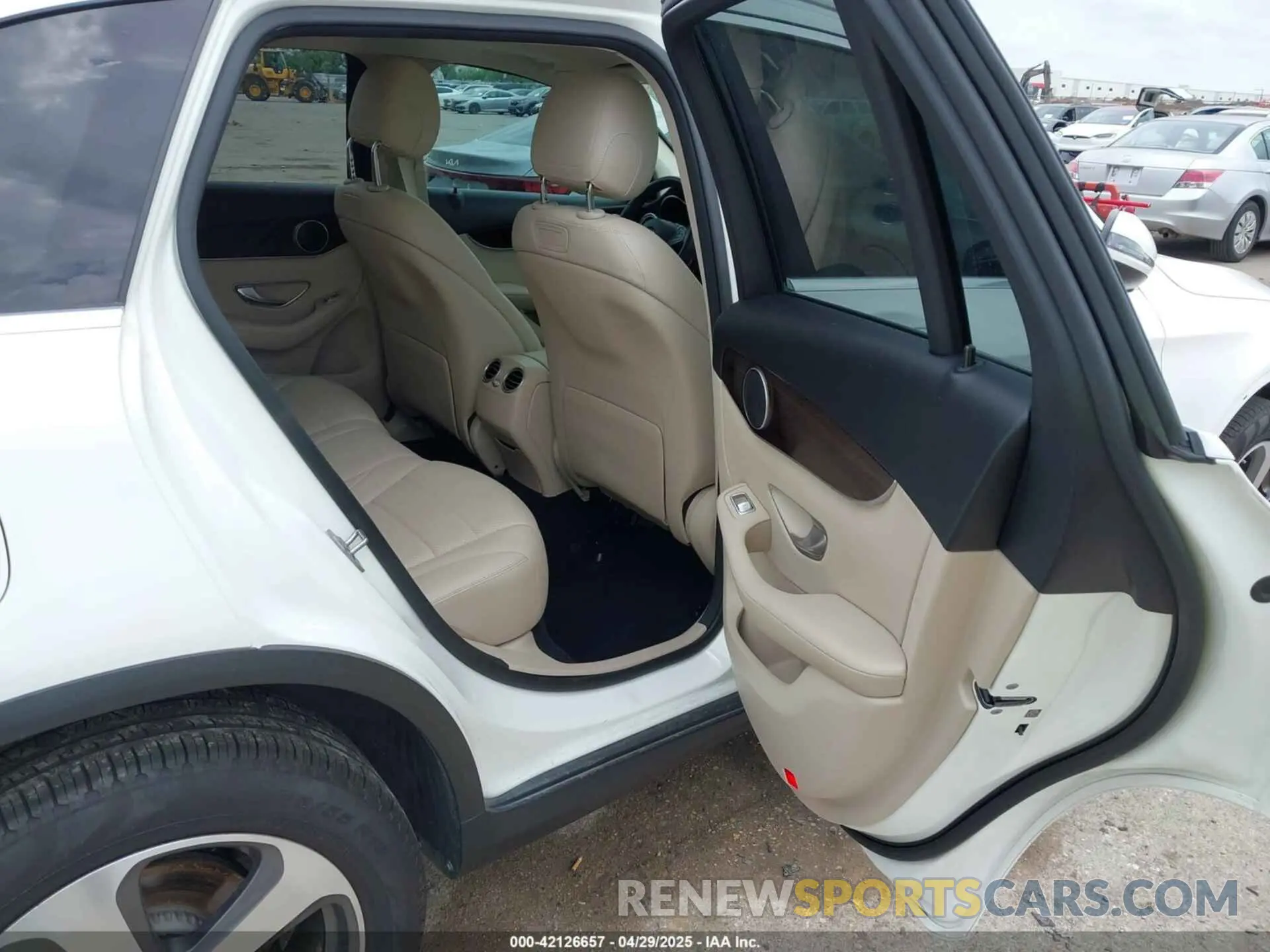 8 Photograph of a damaged car WDC0G4JB4KF590524 MERCEDES-BENZ GLC 300 2019