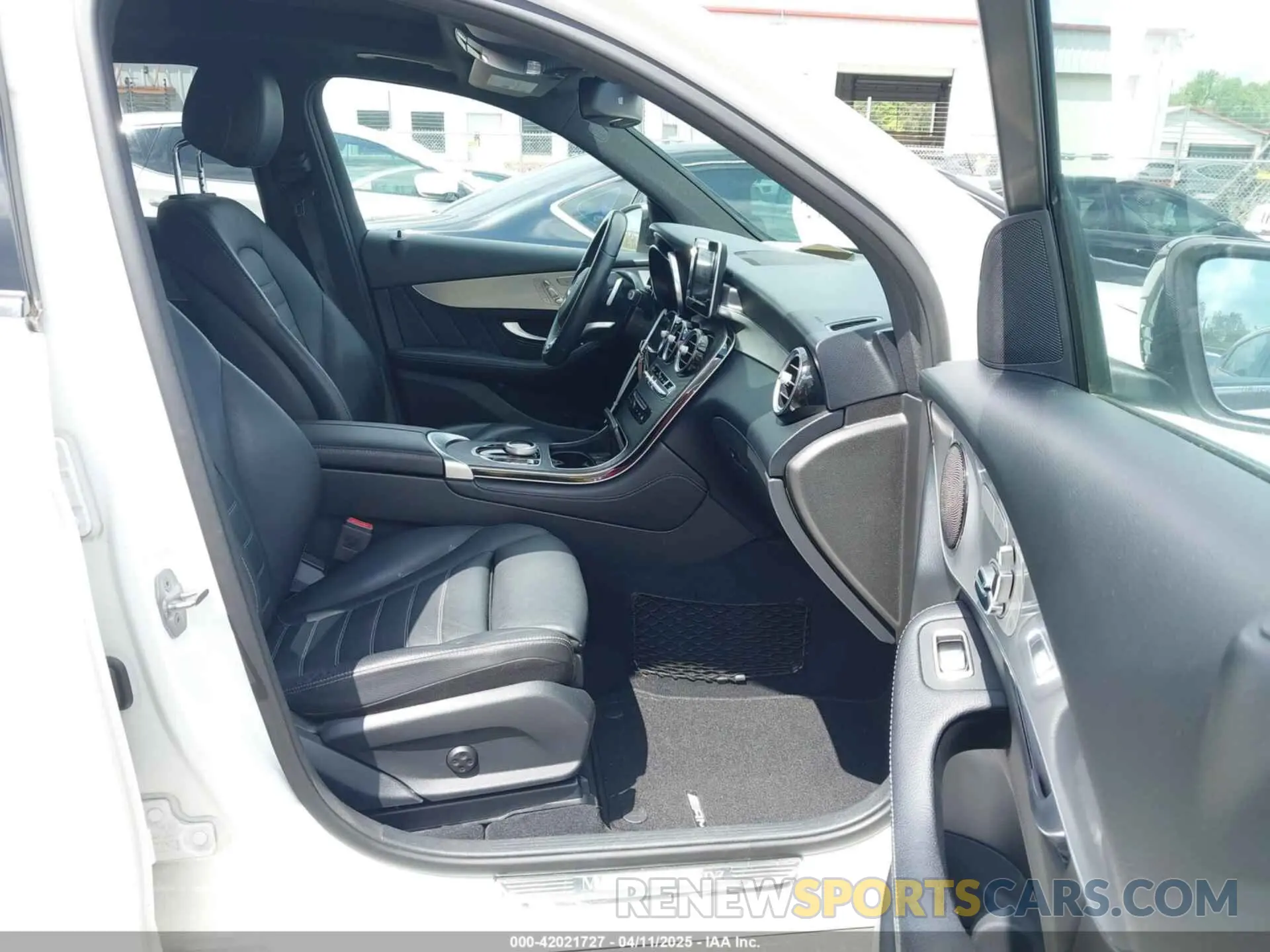 5 Photograph of a damaged car WDC0G4JB5KV123666 MERCEDES-BENZ GLC 300 2019