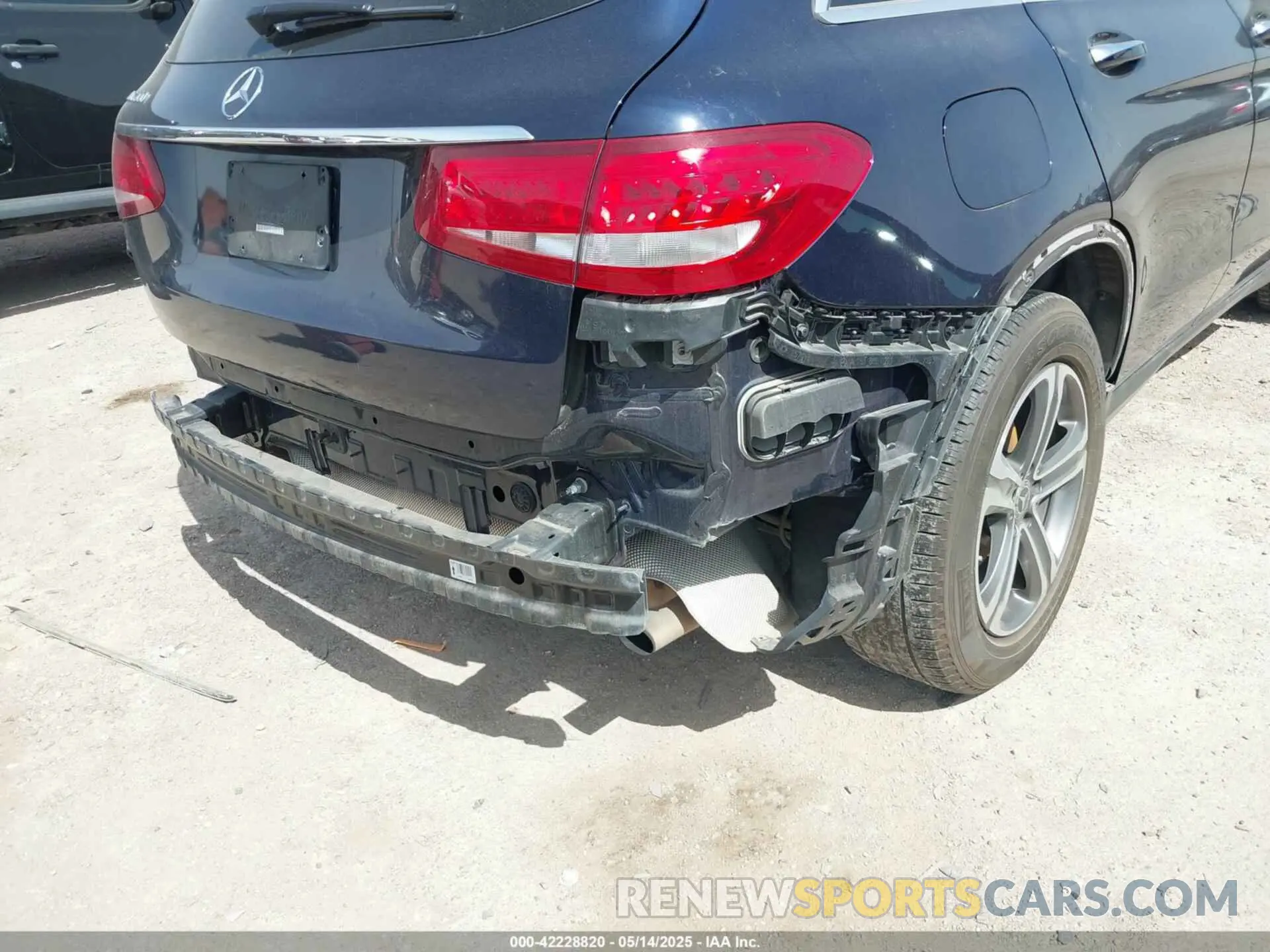 17 Photograph of a damaged car WDC0G4JBXKV170515 MERCEDES-BENZ GLC 300 2019