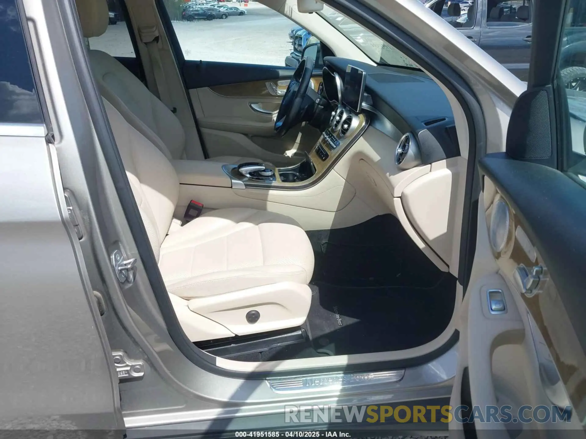 5 Photograph of a damaged car WDC0G4KBXKV151378 MERCEDES-BENZ GLC 300 2019