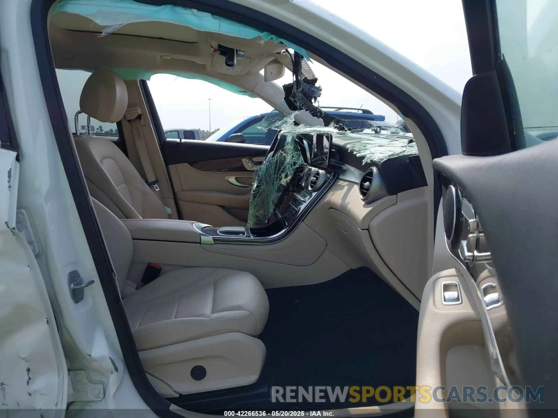 5 Photograph of a damaged car W1N0G8DB2LF769650 MERCEDES-BENZ GLC 300 2020