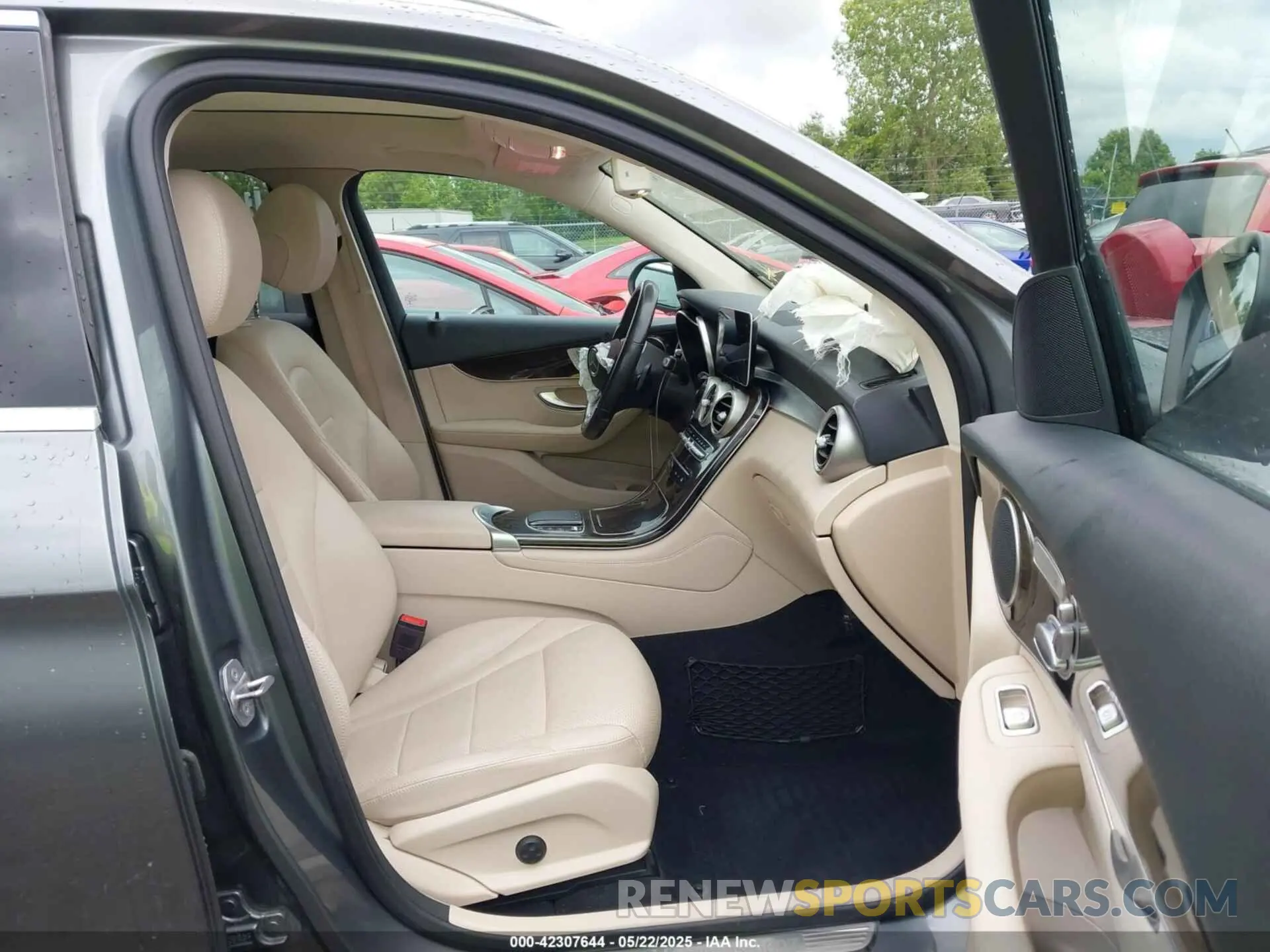 5 Photograph of a damaged car W1N0G8EB2LF815668 MERCEDES-BENZ GLC 300 2020
