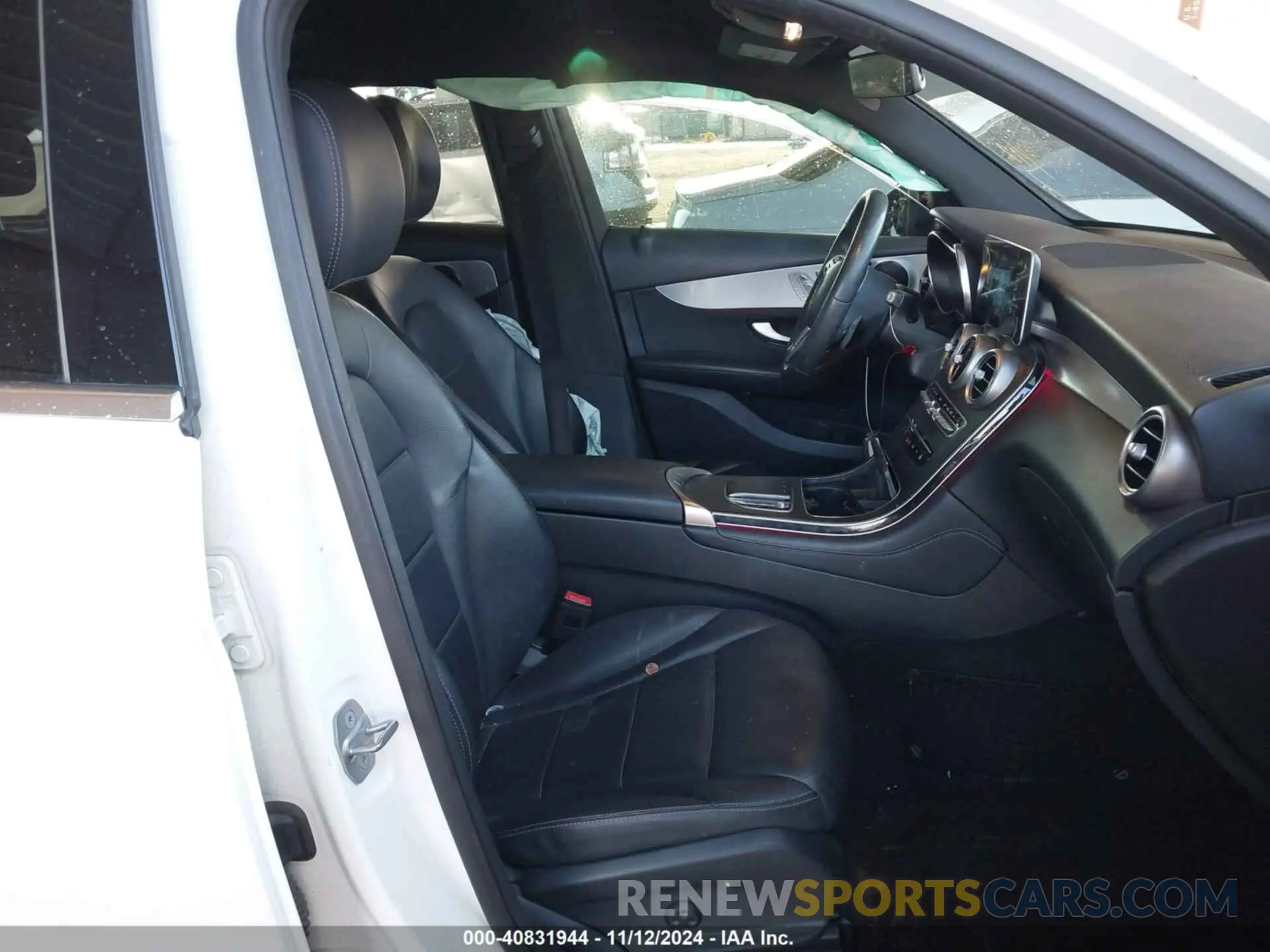 5 Photograph of a damaged car WDC0G8DB2LF697897 MERCEDES-BENZ GLC 300 2020
