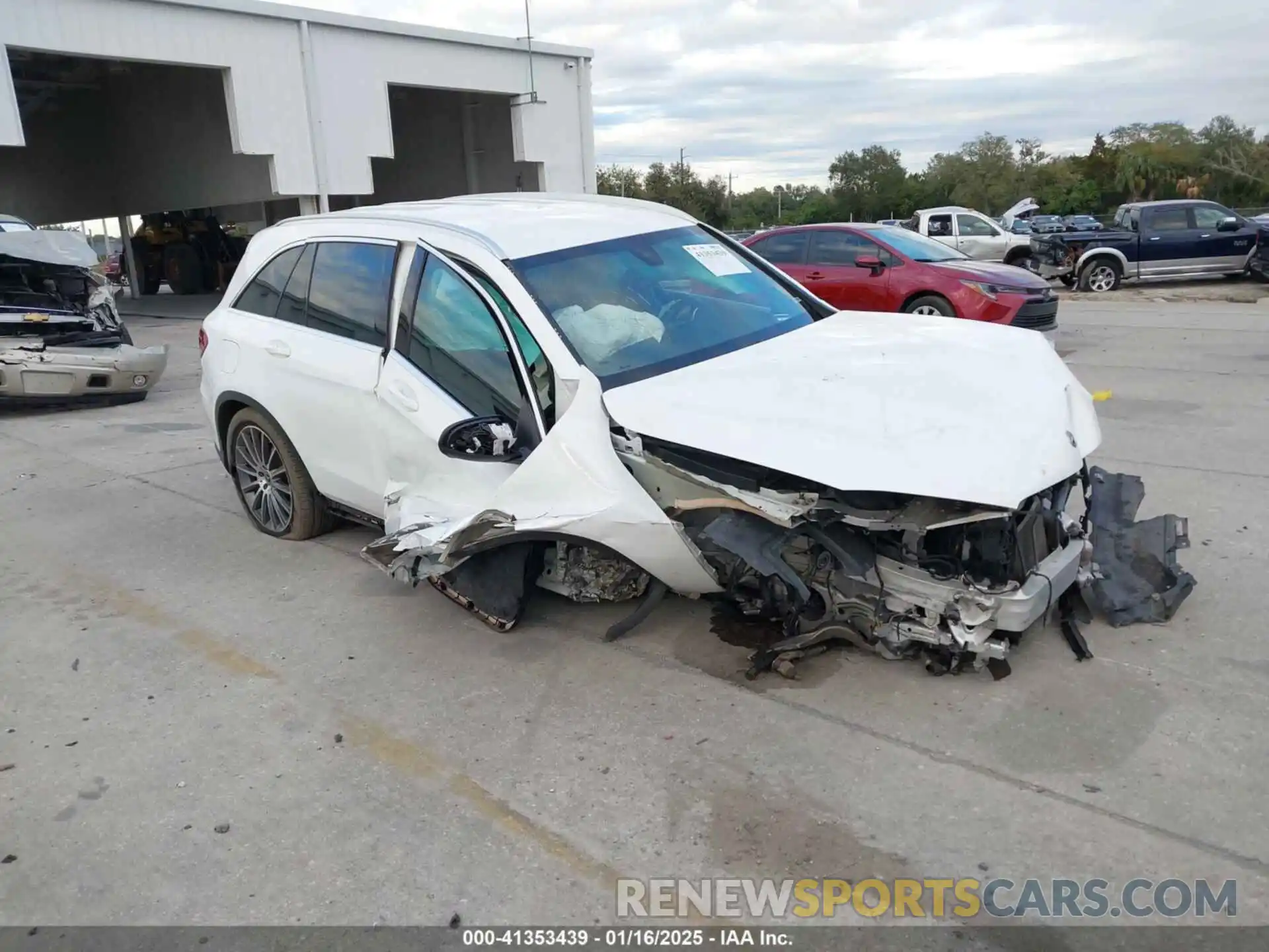 1 Photograph of a damaged car WDC0G8DB2LF739999 MERCEDES-BENZ GLC 300 2020