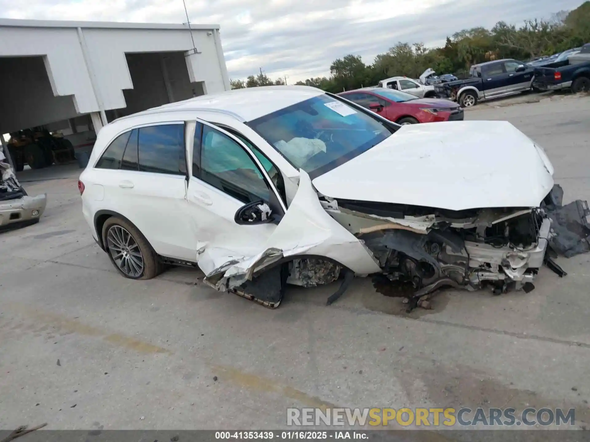 12 Photograph of a damaged car WDC0G8DB2LF739999 MERCEDES-BENZ GLC 300 2020