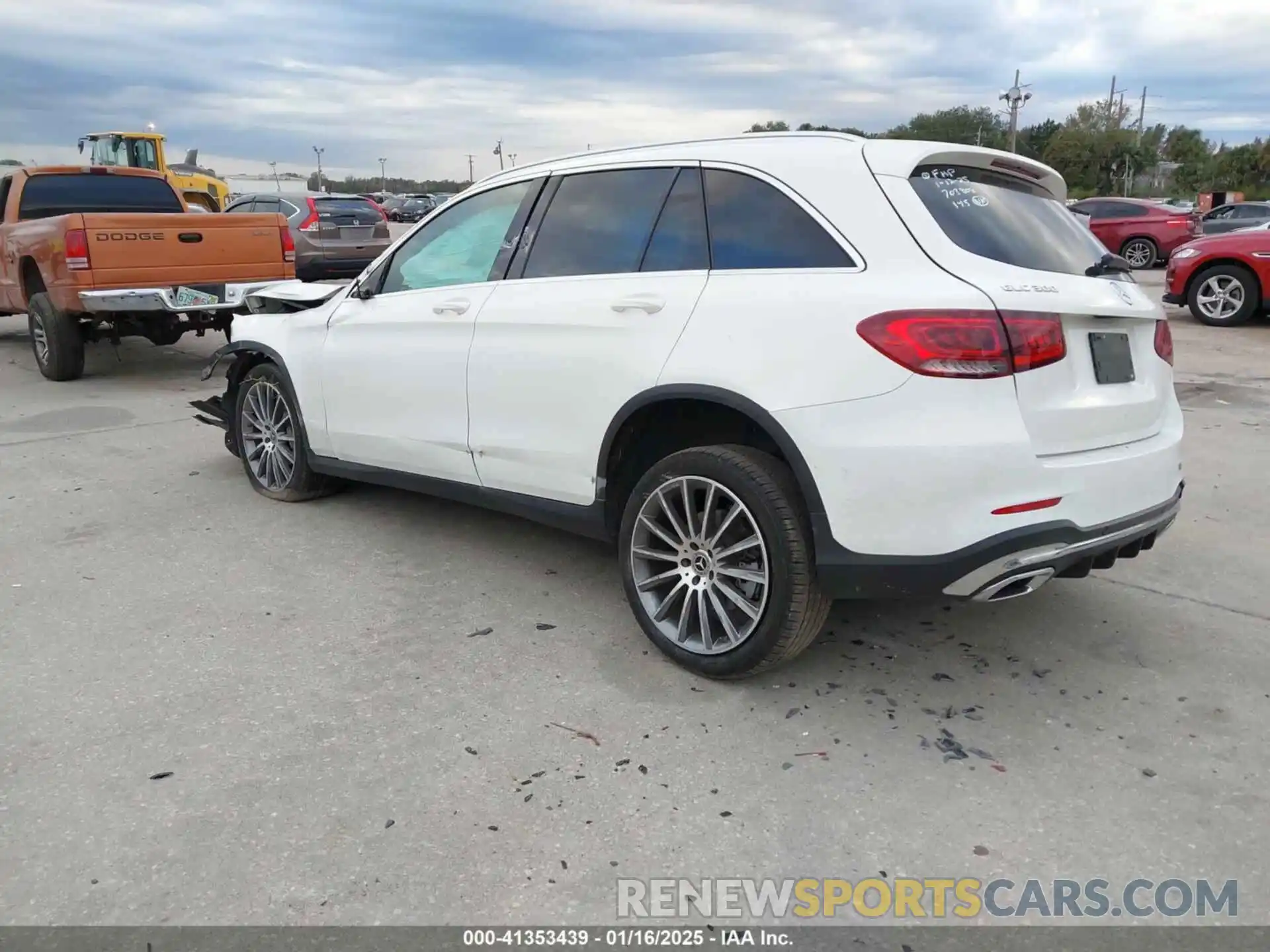 3 Photograph of a damaged car WDC0G8DB2LF739999 MERCEDES-BENZ GLC 300 2020