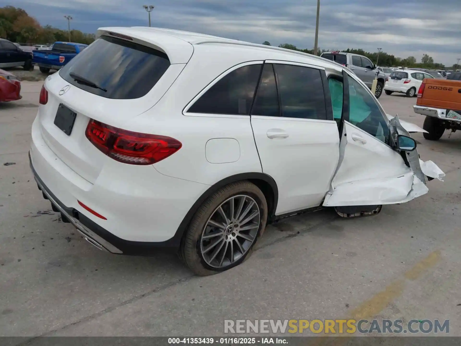 4 Photograph of a damaged car WDC0G8DB2LF739999 MERCEDES-BENZ GLC 300 2020