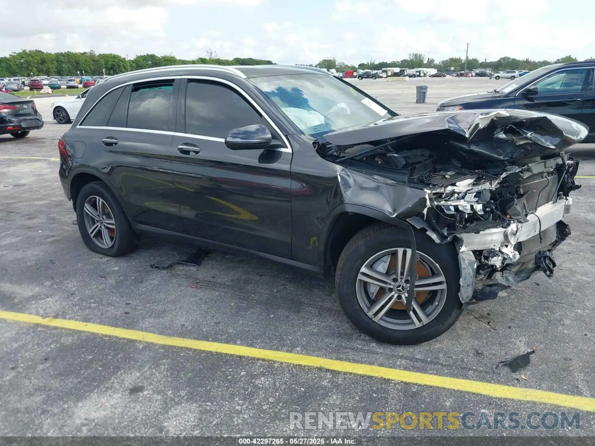 1 Photograph of a damaged car WDC0G8DB3LF738621 MERCEDES-BENZ GLC 300 2020