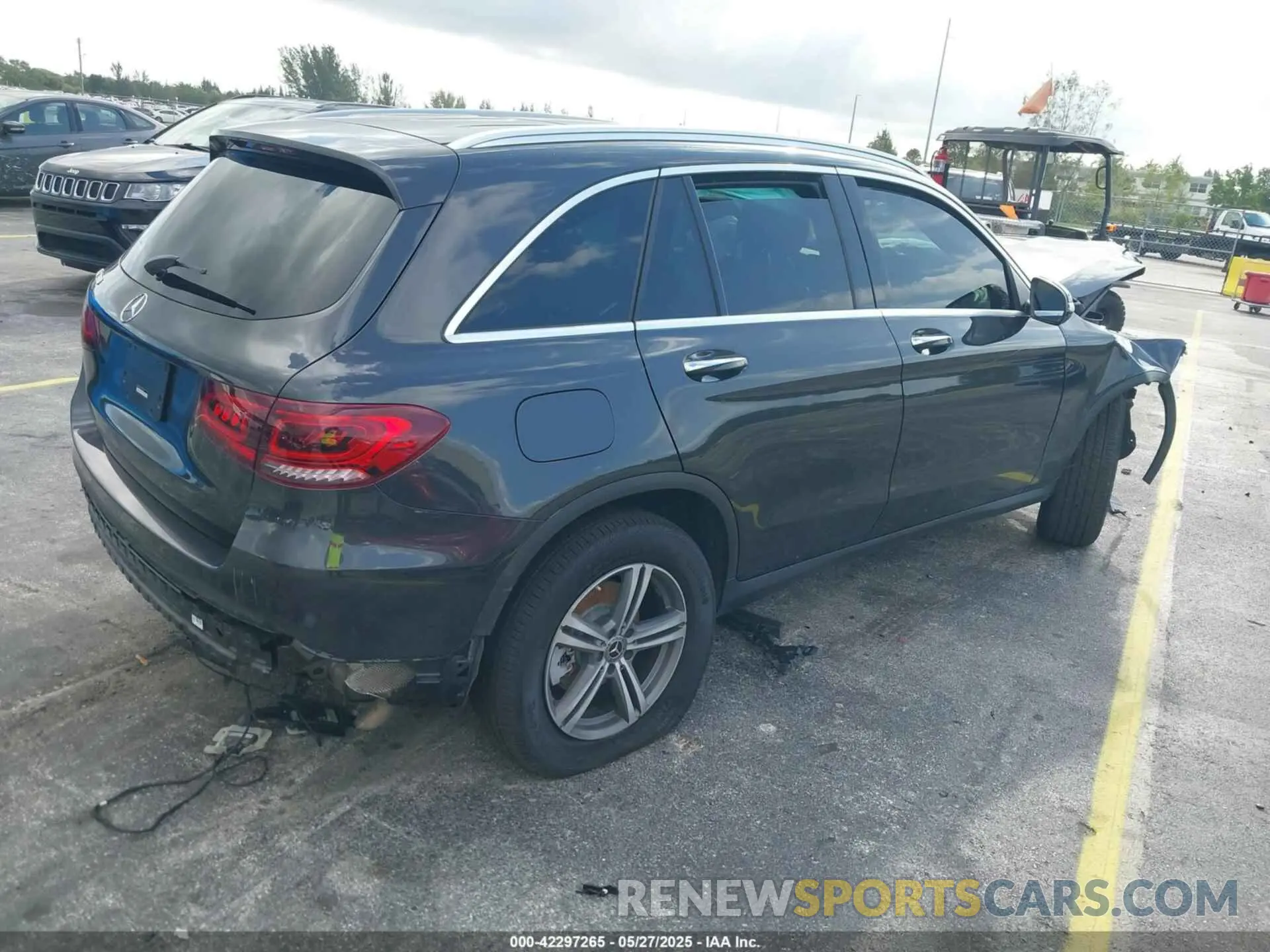 4 Photograph of a damaged car WDC0G8DB3LF738621 MERCEDES-BENZ GLC 300 2020