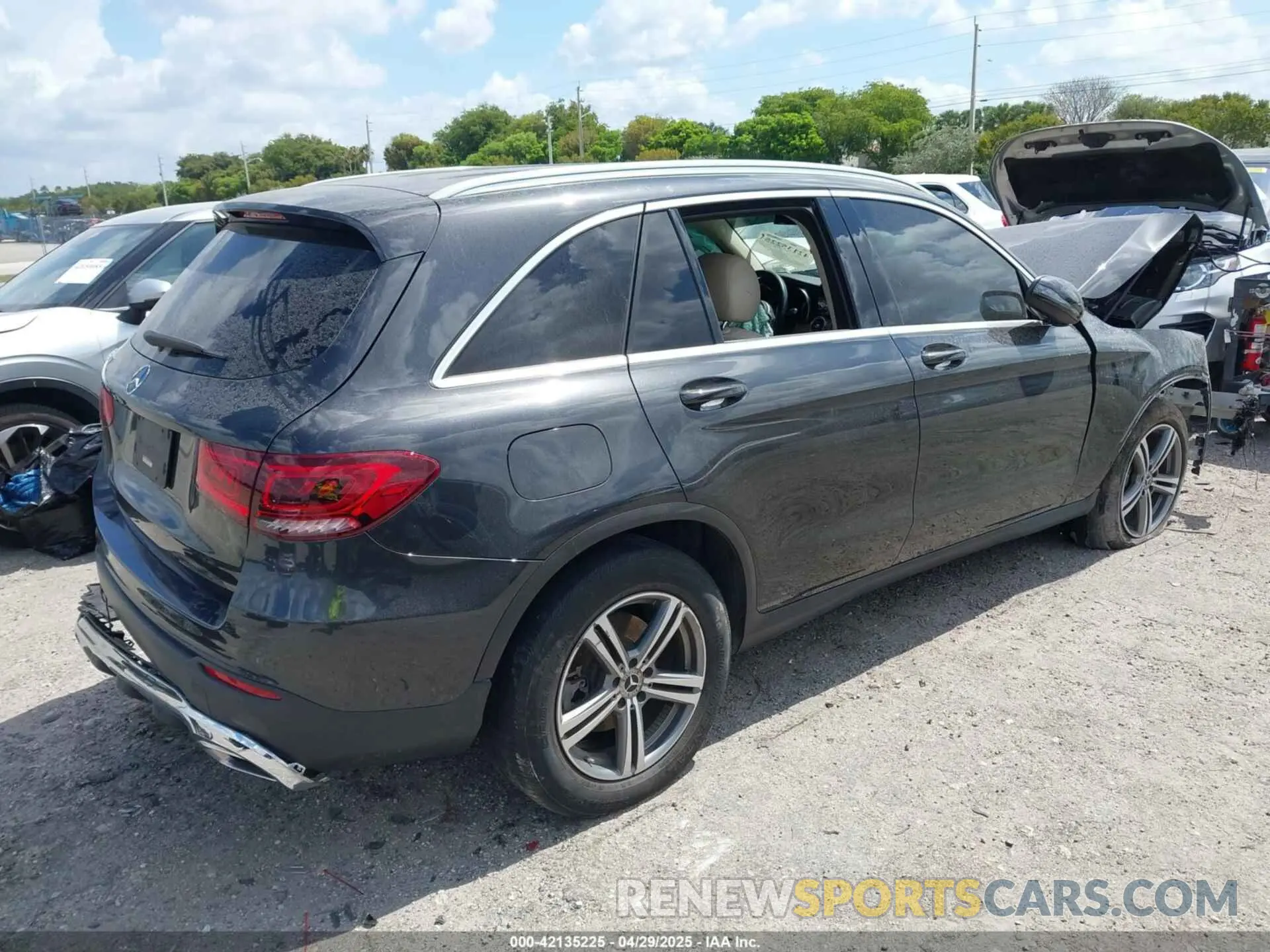 4 Photograph of a damaged car WDC0G8DB5LF715700 MERCEDES-BENZ GLC 300 2020