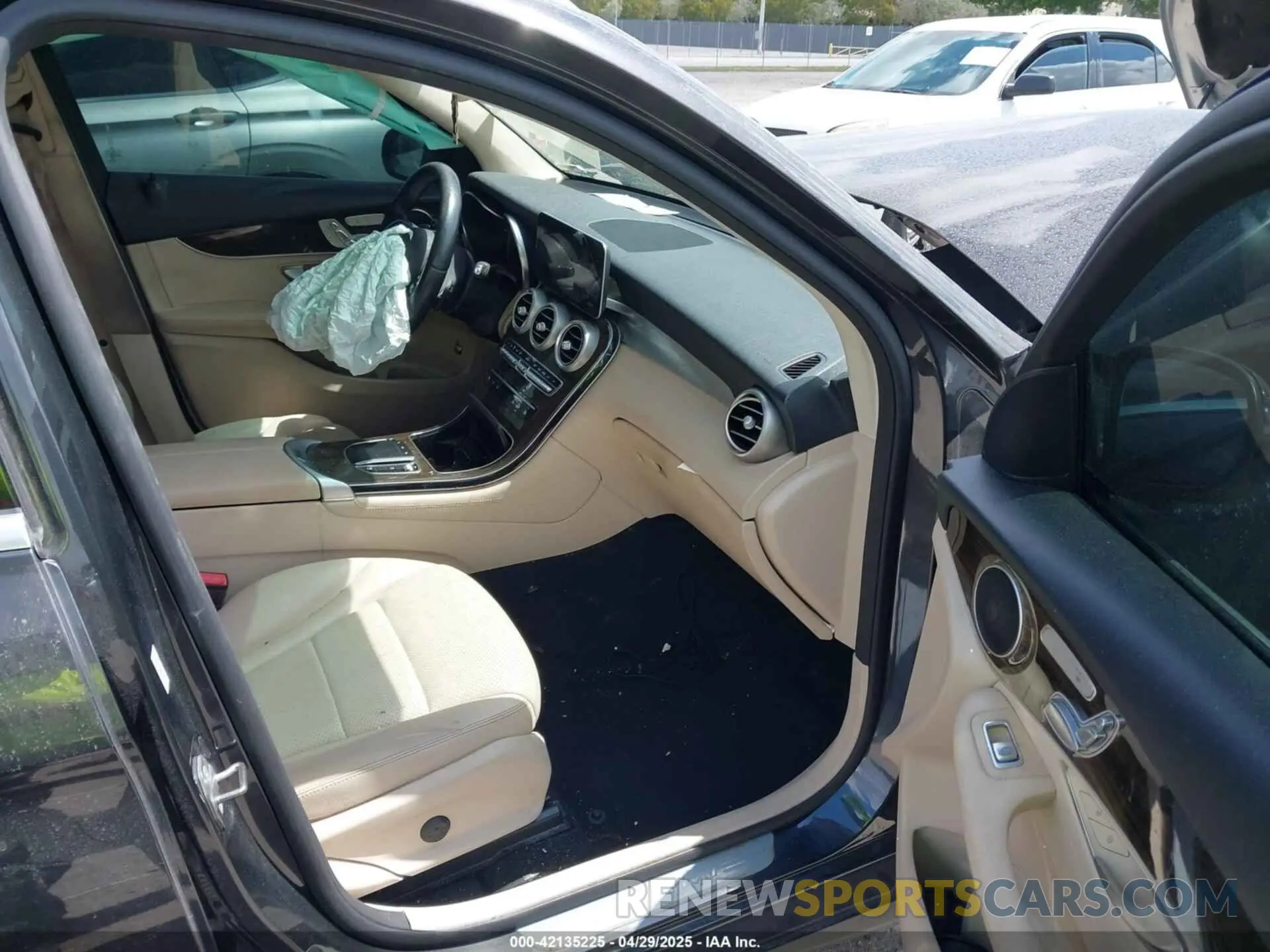 5 Photograph of a damaged car WDC0G8DB5LF715700 MERCEDES-BENZ GLC 300 2020