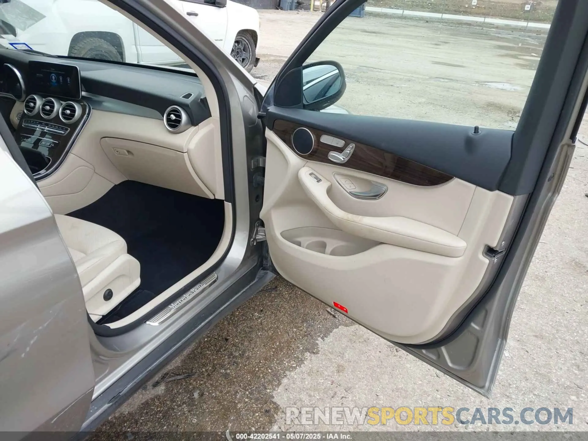 5 Photograph of a damaged car W1N0G8DB5MV297726 MERCEDES-BENZ GLC 300 2021