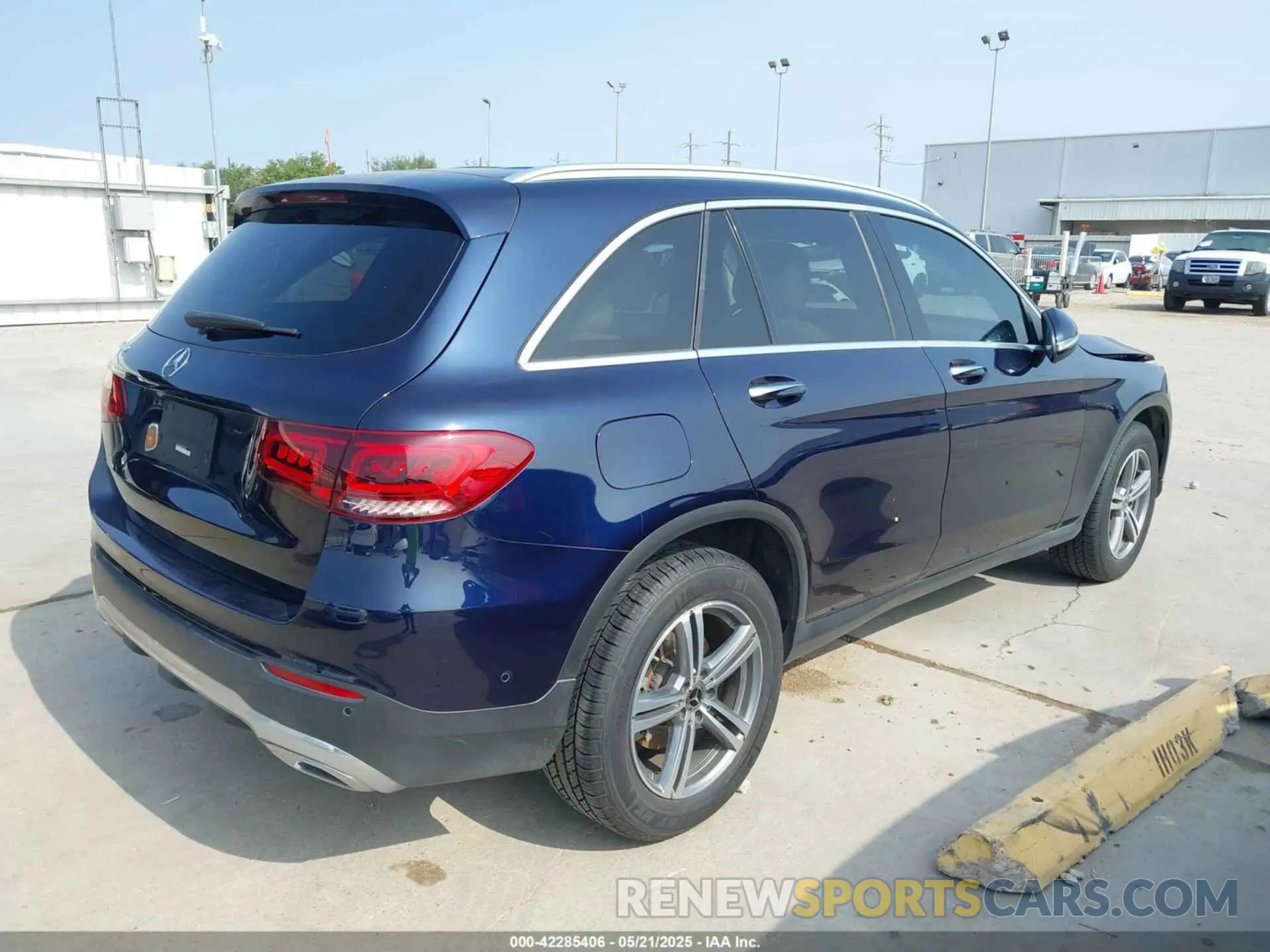 4 Photograph of a damaged car W1N0G8DB9MF880469 MERCEDES-BENZ GLC 300 2021