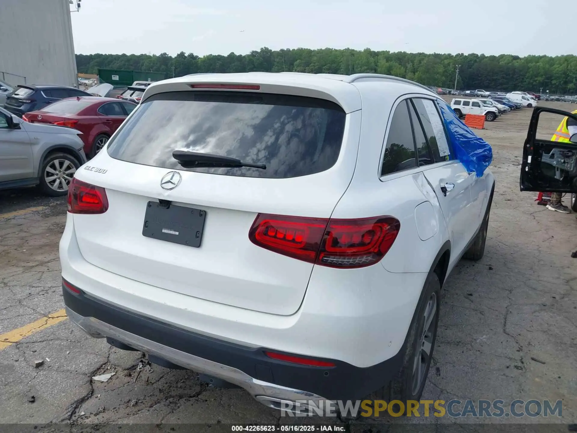 4 Photograph of a damaged car W1N0G8DB1NG117535 MERCEDES-BENZ GLC 300 2022