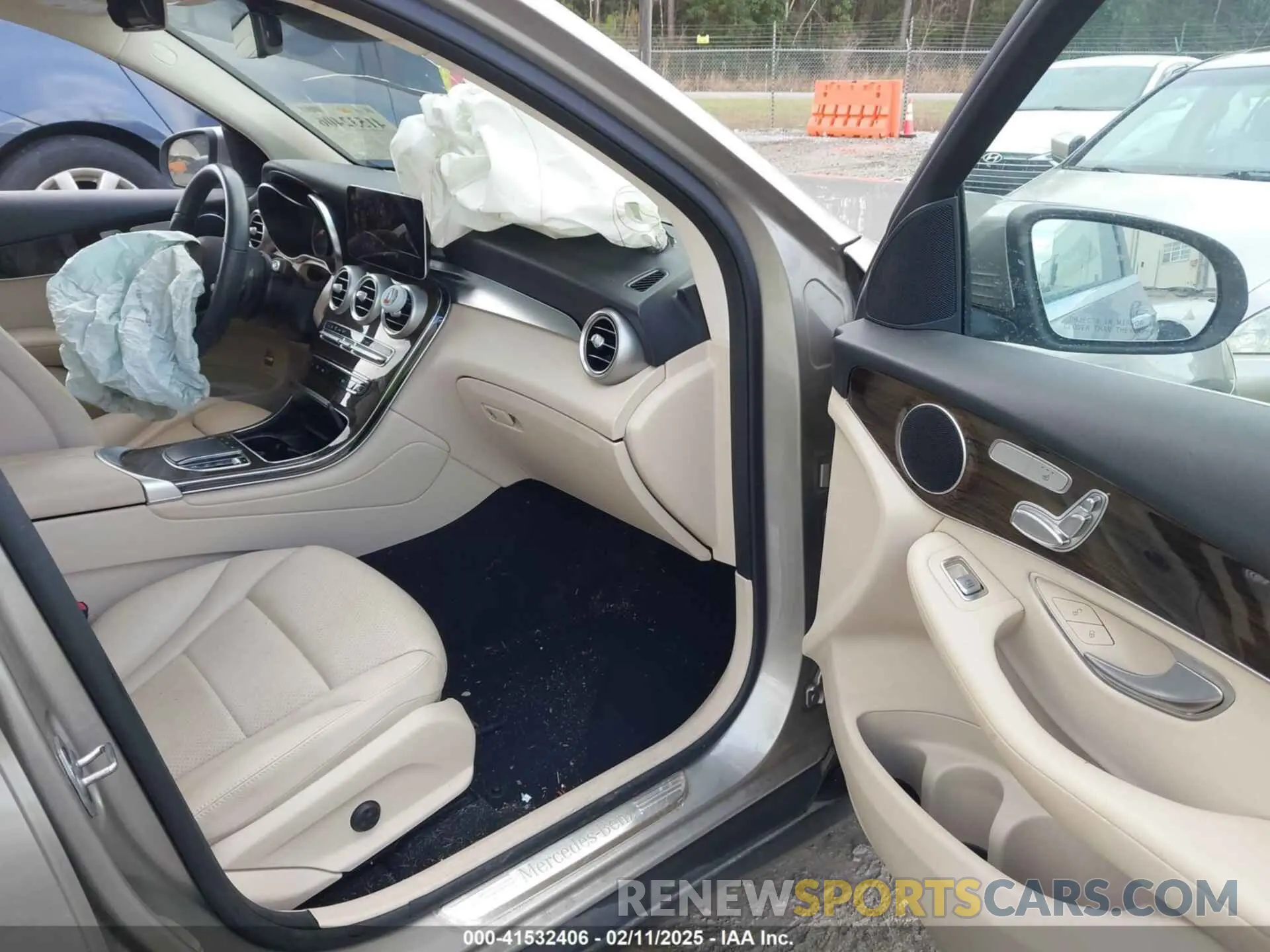5 Photograph of a damaged car W1N0G8DB2NV333048 MERCEDES-BENZ GLC 300 2022