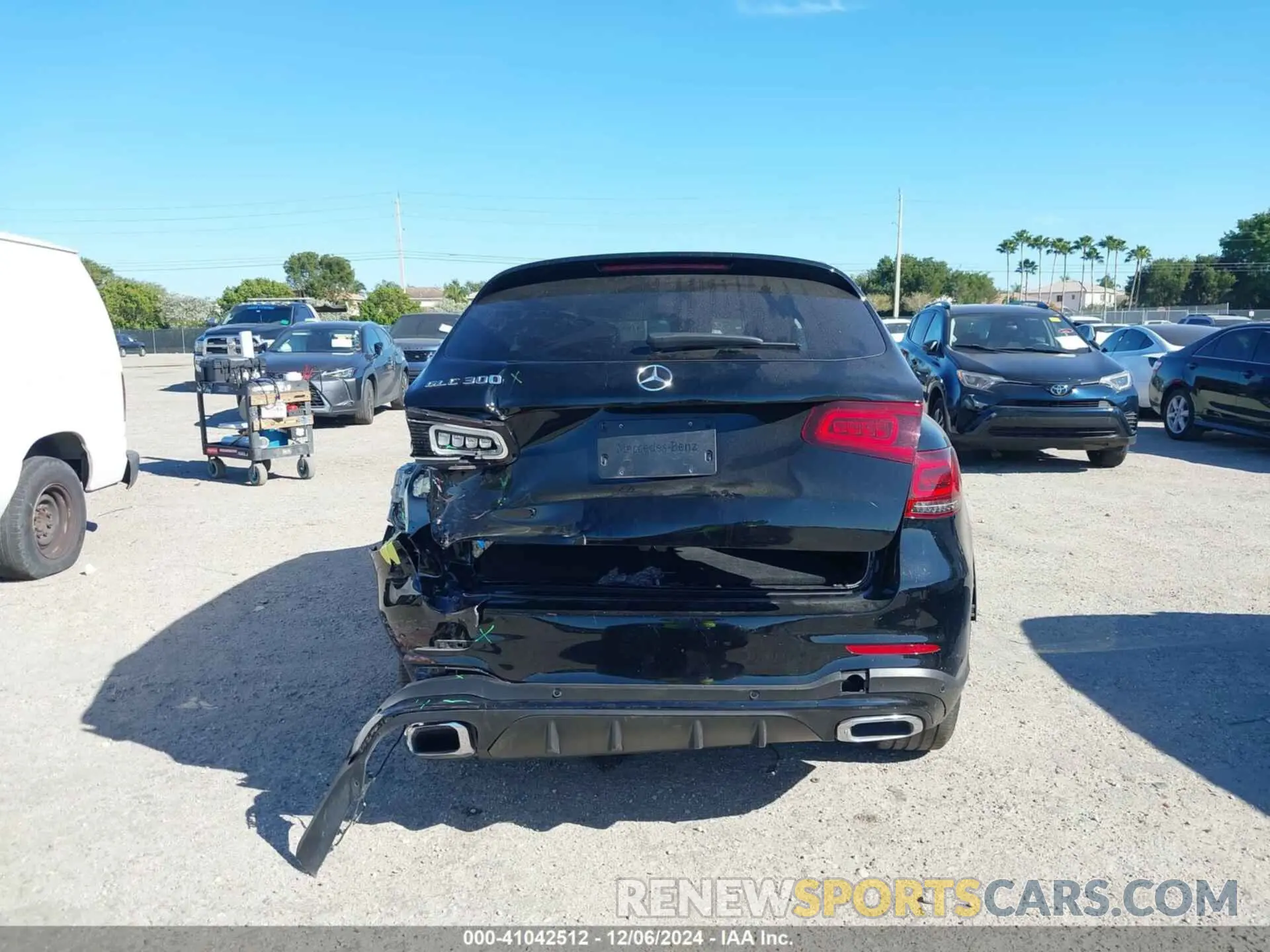 17 Photograph of a damaged car W1N0G8DB2NV391614 MERCEDES-BENZ GLC 300 2022