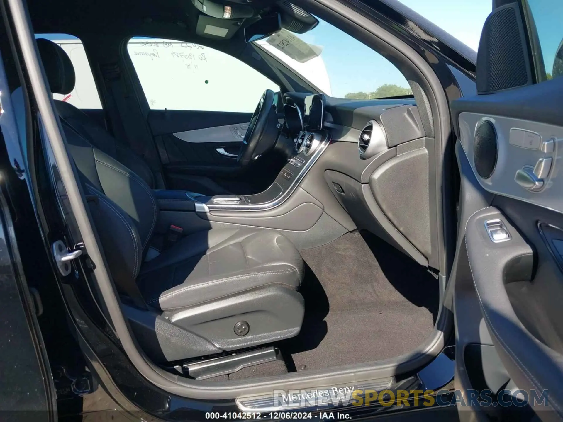 5 Photograph of a damaged car W1N0G8DB2NV391614 MERCEDES-BENZ GLC 300 2022