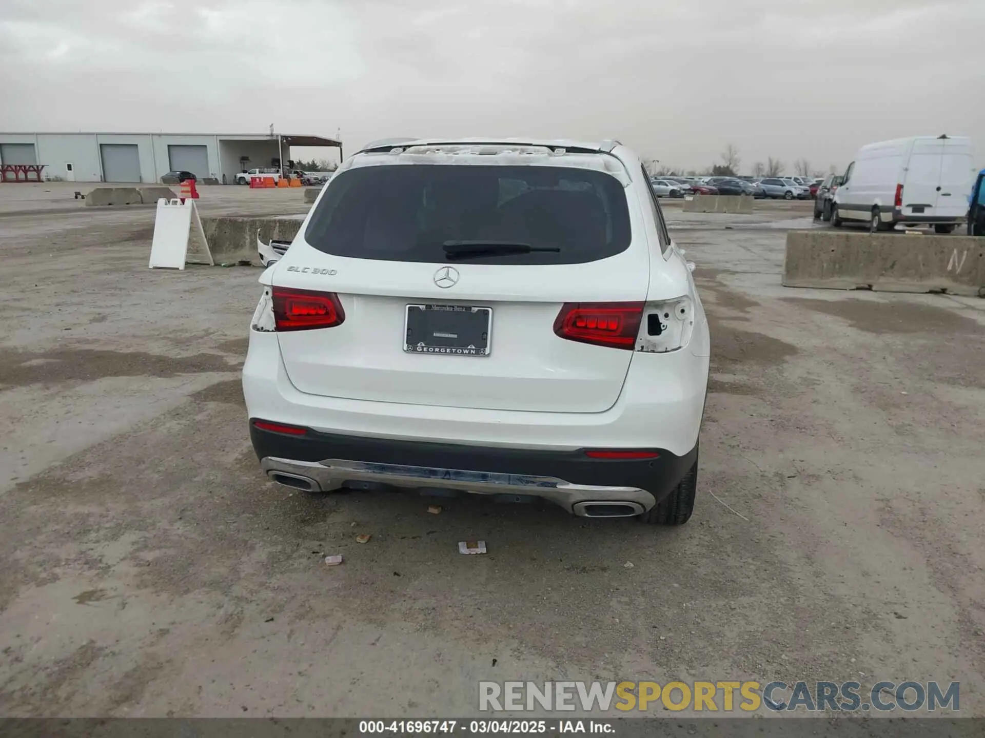 17 Photograph of a damaged car W1N0G8DB5NV398640 MERCEDES-BENZ GLC 300 2022