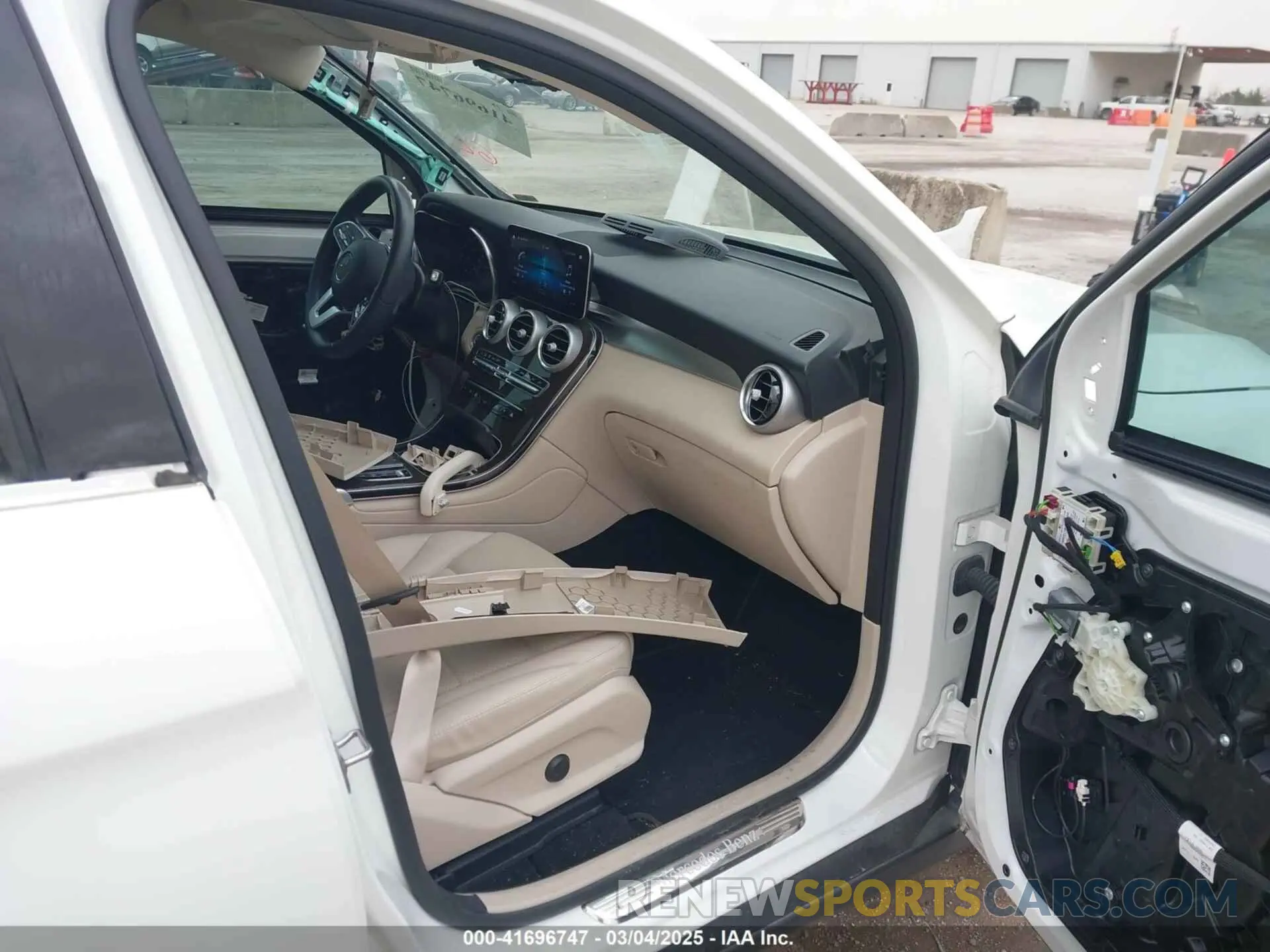 5 Photograph of a damaged car W1N0G8DB5NV398640 MERCEDES-BENZ GLC 300 2022