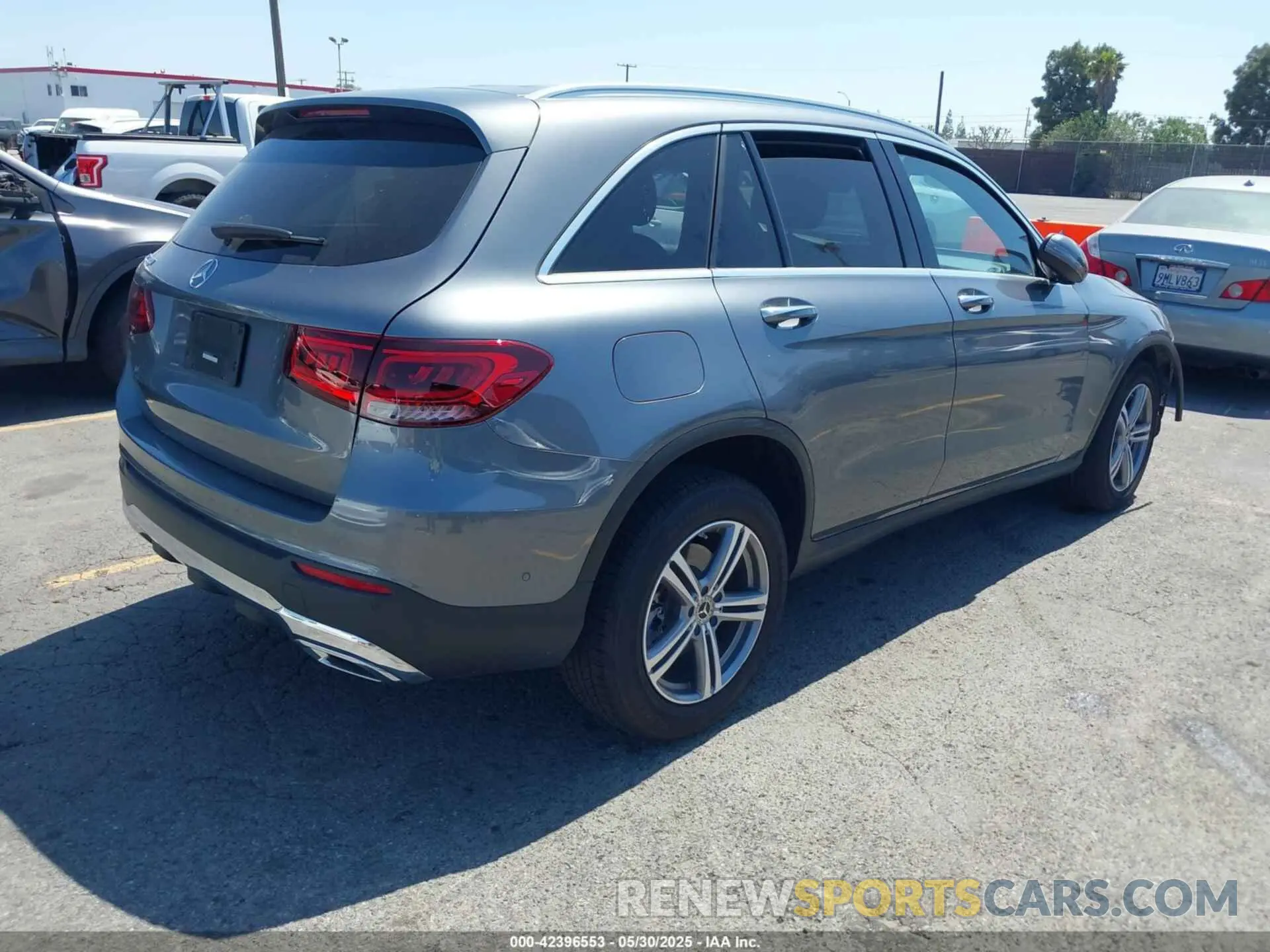 4 Photograph of a damaged car W1N0G8DB7NV331330 MERCEDES-BENZ GLC 300 2022