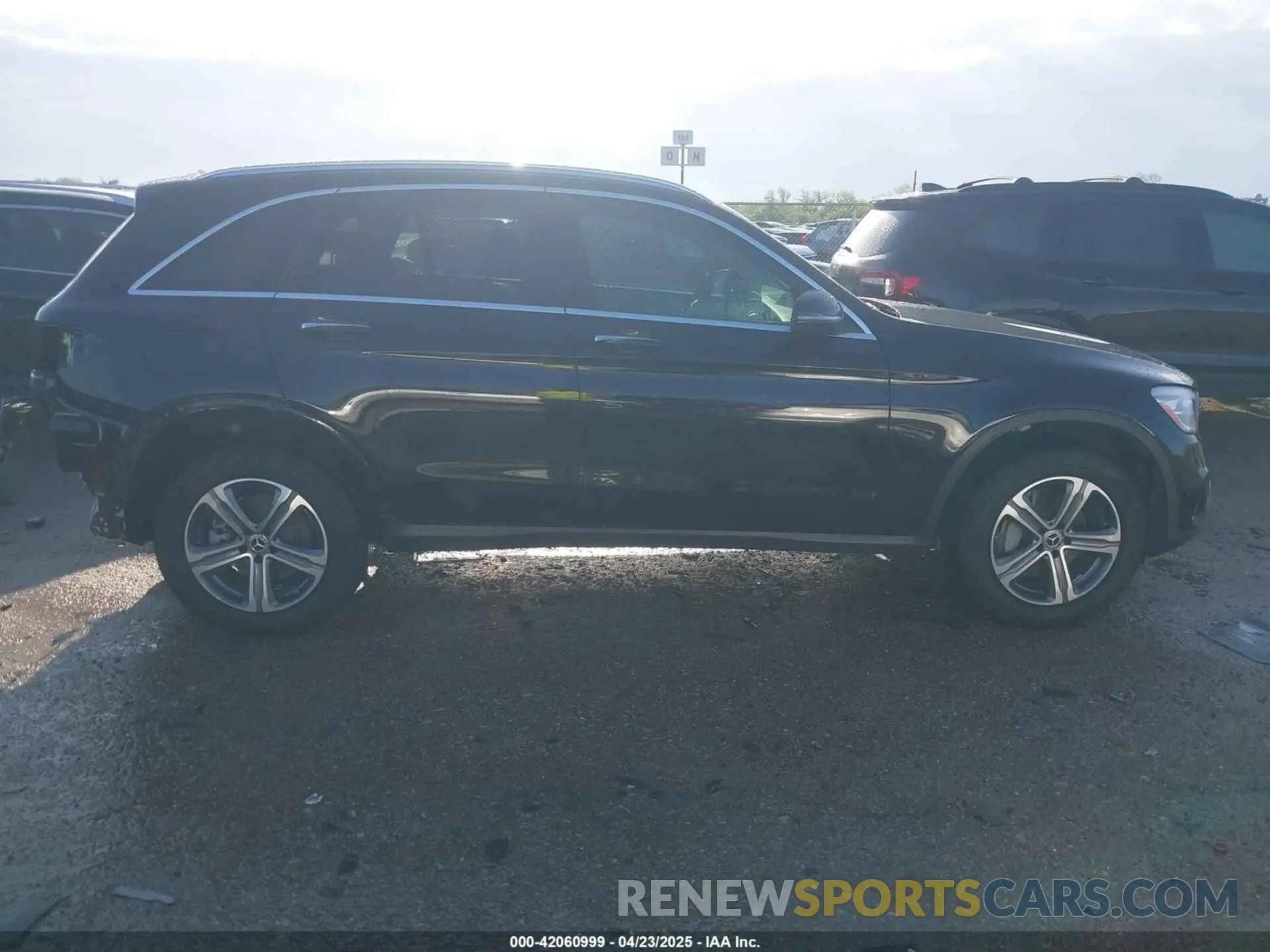 14 Photograph of a damaged car W1N0G8DB7NV394945 MERCEDES-BENZ GLC 300 2022