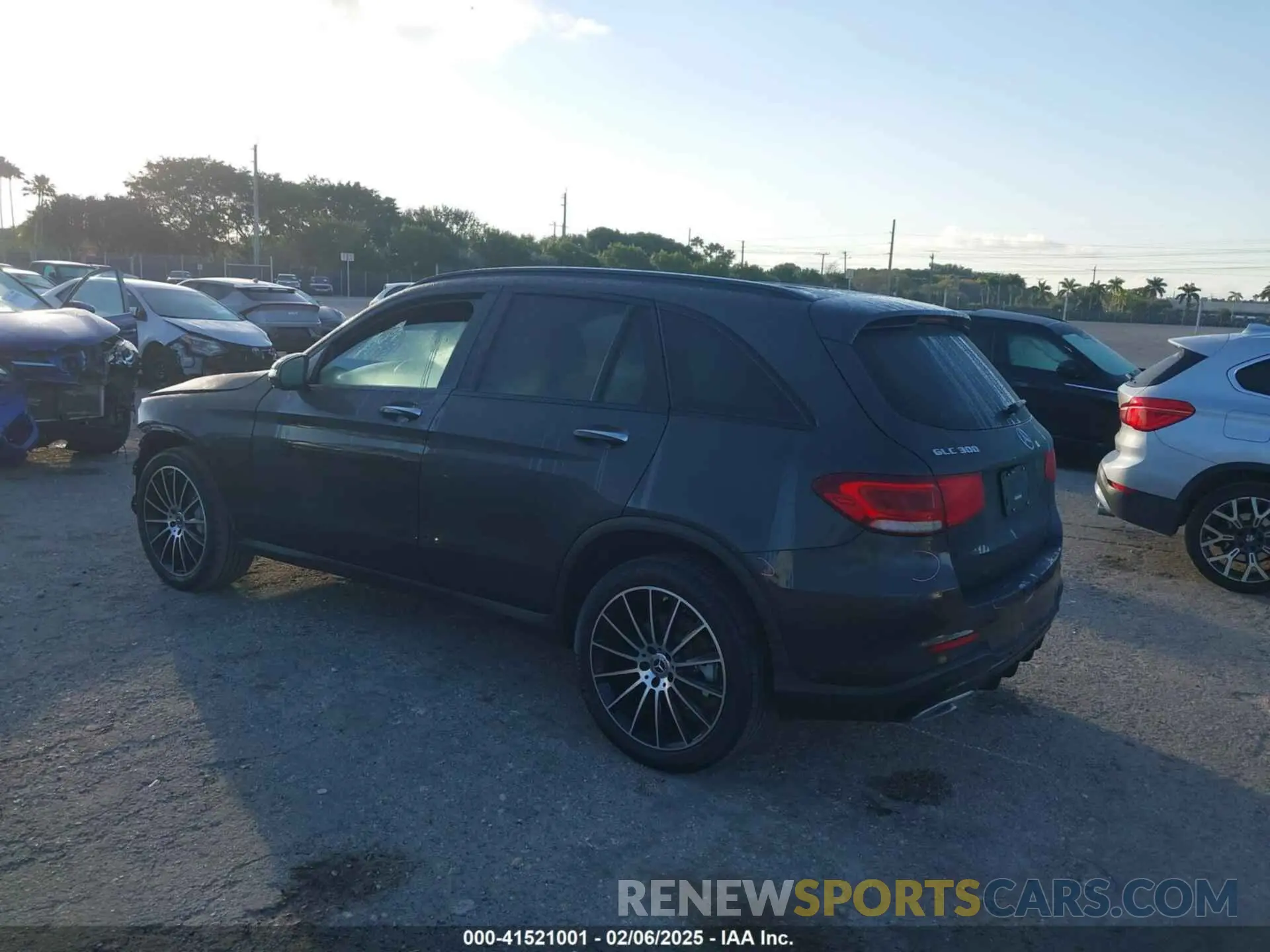 3 Photograph of a damaged car W1N0G8DB8NV334589 MERCEDES-BENZ GLC 300 2022