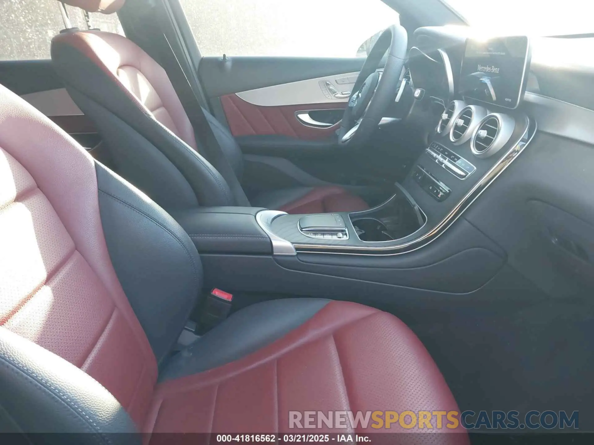 5 Photograph of a damaged car W1N0G8DB9NG020664 MERCEDES-BENZ GLC 300 2022