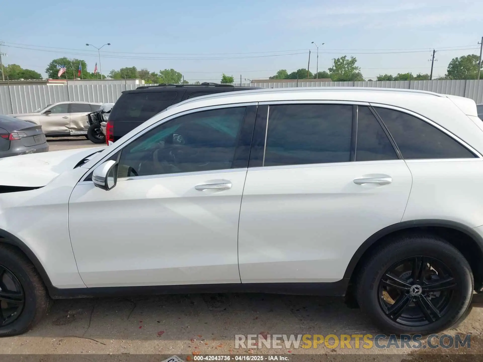 14 Photograph of a damaged car W1N0G8DBXNG032757 MERCEDES-BENZ GLC 300 2022