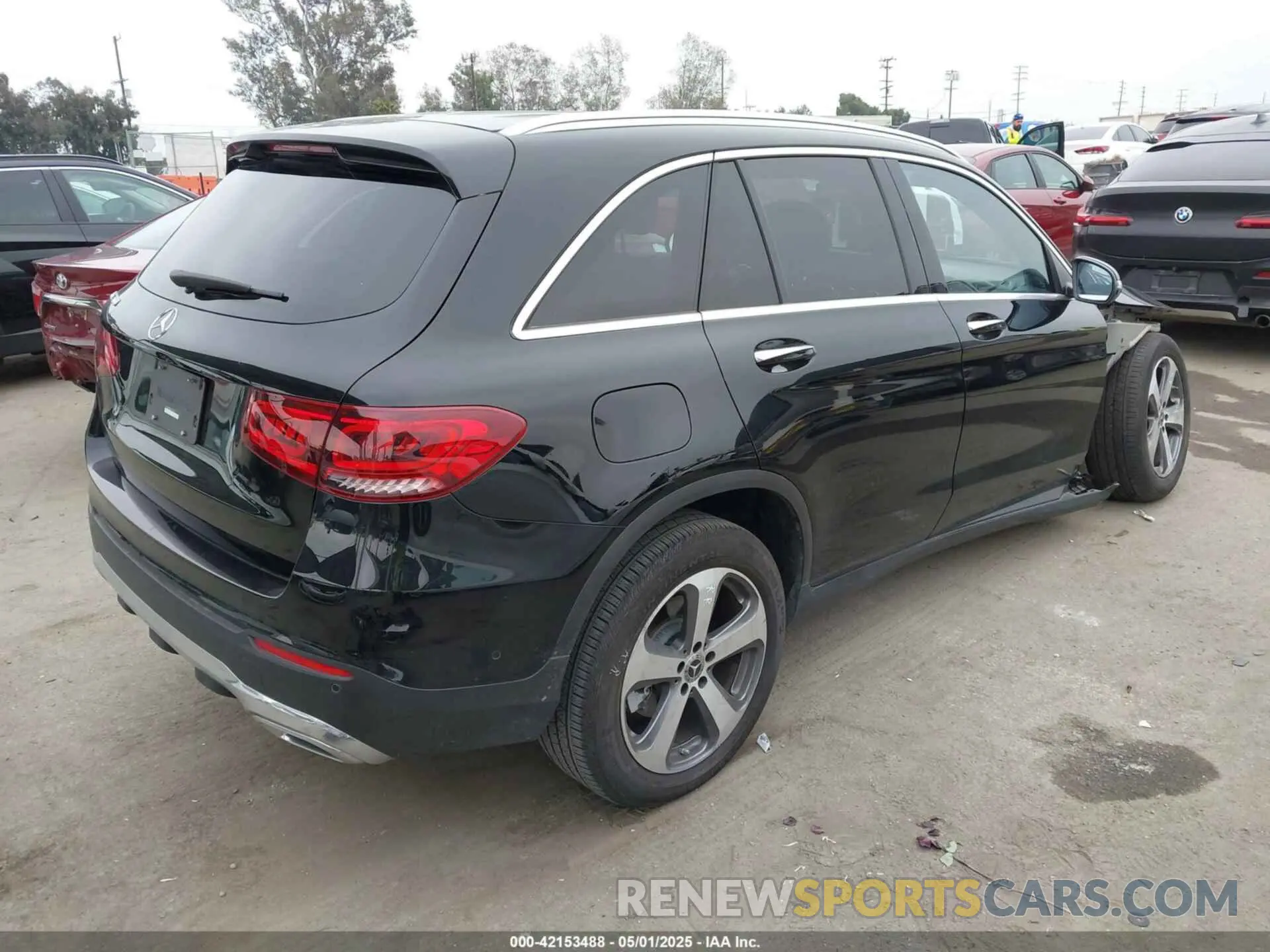 4 Photograph of a damaged car W1N0G8DBXNG110745 MERCEDES-BENZ GLC 300 2022