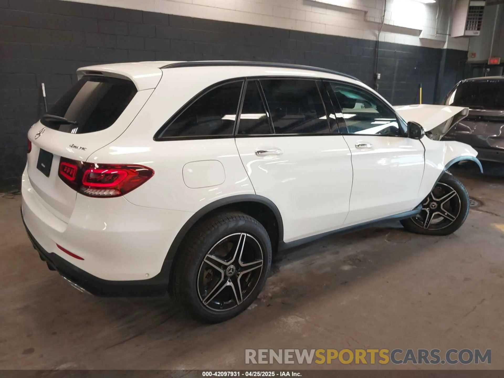 4 Photograph of a damaged car W1N0G8EB2NV351757 MERCEDES-BENZ GLC 300 2022