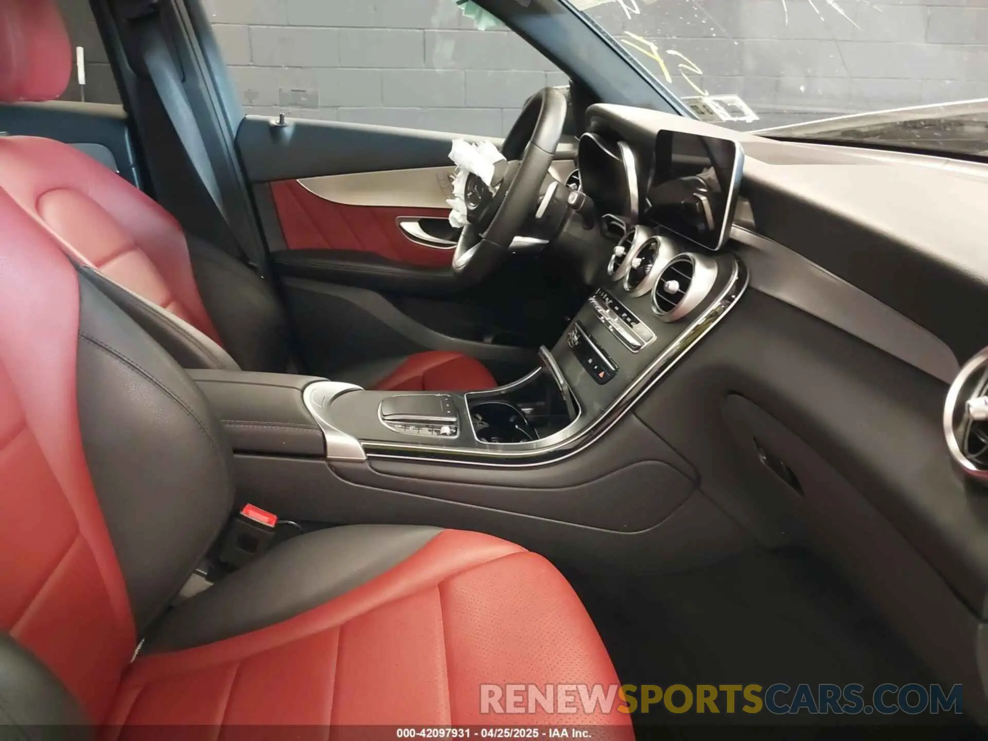 5 Photograph of a damaged car W1N0G8EB2NV351757 MERCEDES-BENZ GLC 300 2022