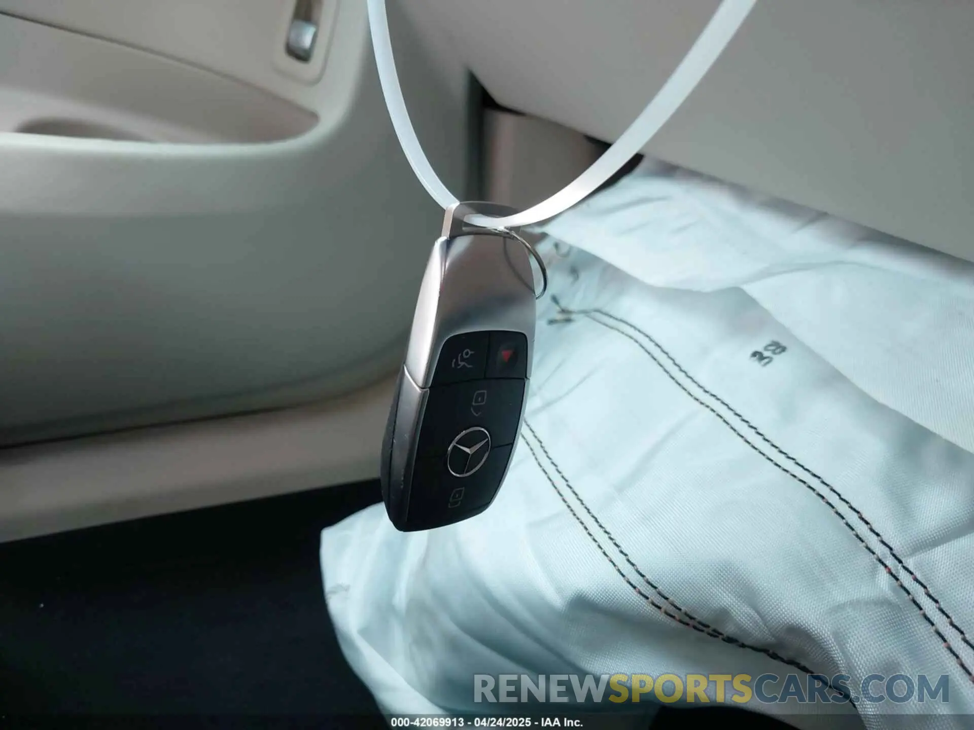 11 Photograph of a damaged car W1N0G8EB3NV333526 MERCEDES-BENZ GLC 300 2022