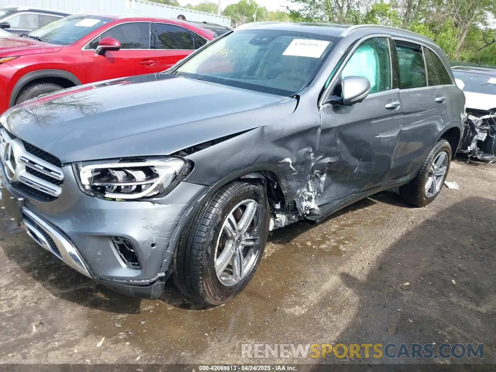 2 Photograph of a damaged car W1N0G8EB3NV333526 MERCEDES-BENZ GLC 300 2022