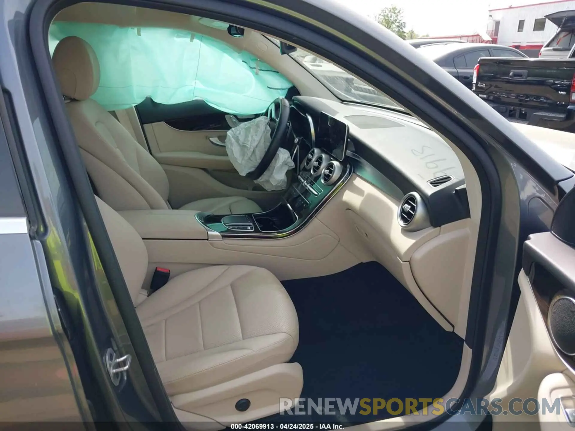 5 Photograph of a damaged car W1N0G8EB3NV333526 MERCEDES-BENZ GLC 300 2022