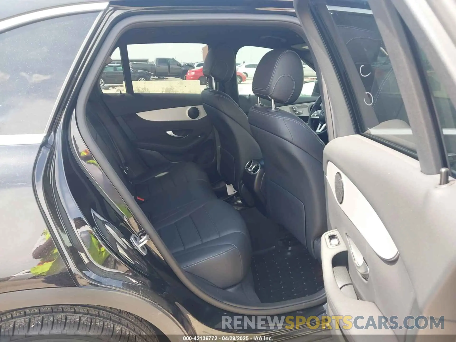 8 Photograph of a damaged car W1N0G8EB4NV334927 MERCEDES-BENZ GLC 300 2022