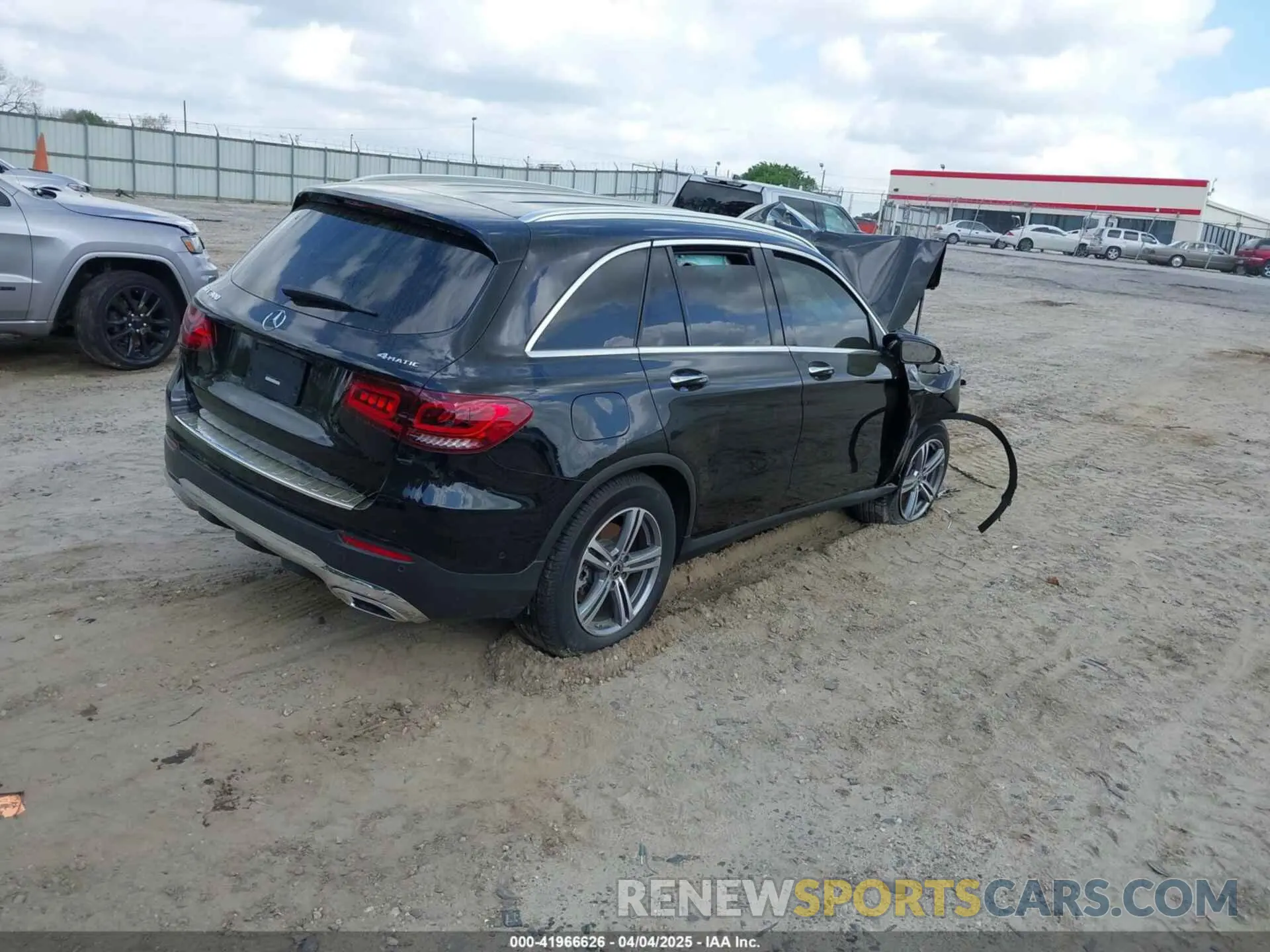 4 Photograph of a damaged car W1N0G8EB5NV353664 MERCEDES-BENZ GLC 300 2022