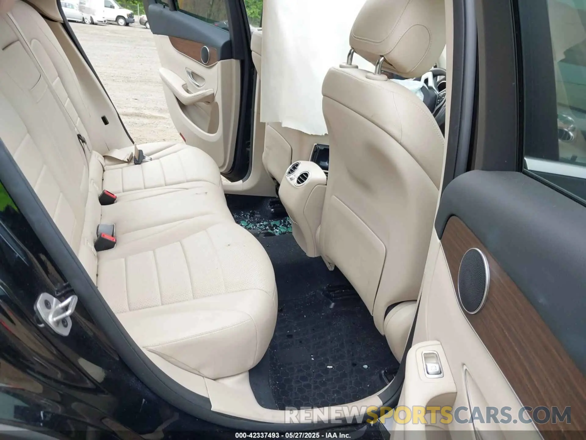 8 Photograph of a damaged car W1N0G8EB6NG028882 MERCEDES-BENZ GLC 300 2022