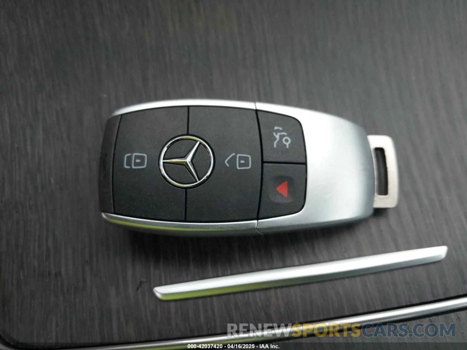 11 Photograph of a damaged car W1N0G8EB7NV337921 MERCEDES-BENZ GLC 300 2022