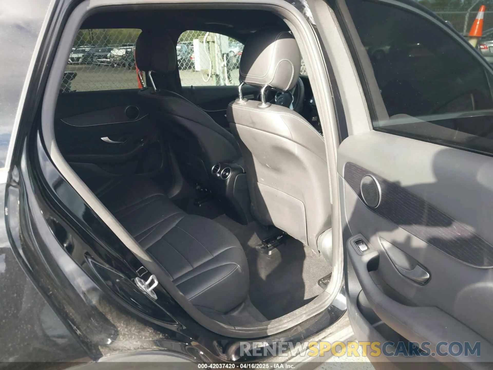 8 Photograph of a damaged car W1N0G8EB7NV337921 MERCEDES-BENZ GLC 300 2022
