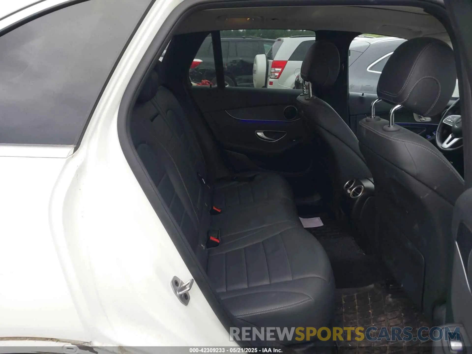 8 Photograph of a damaged car W1N0G8EB8NV368174 MERCEDES-BENZ GLC 300 2022