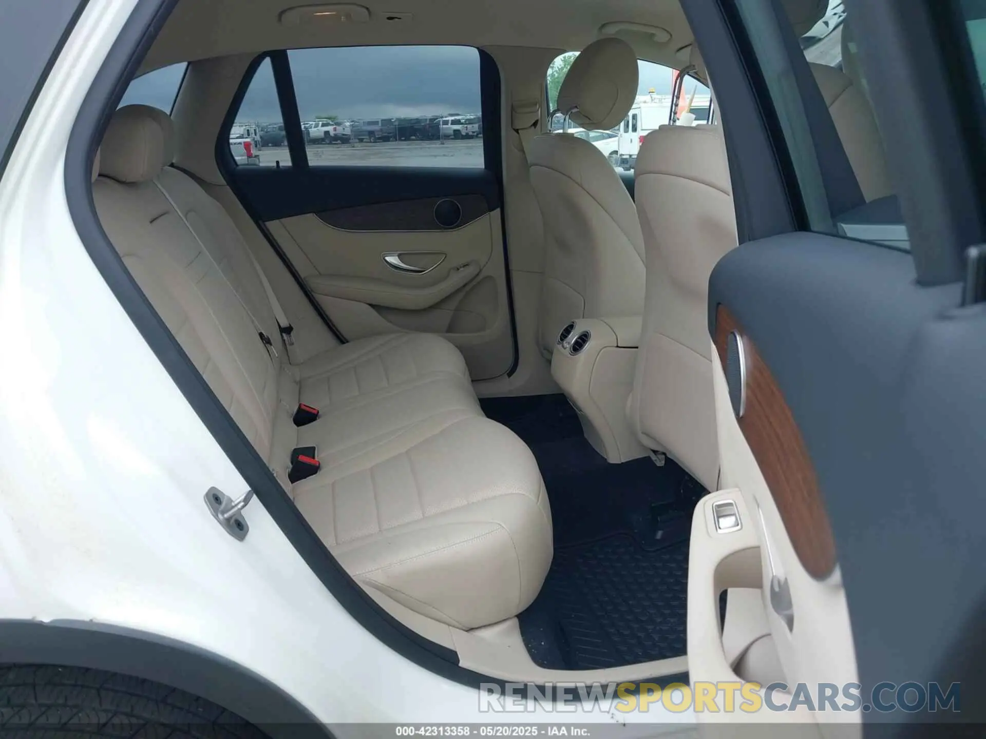 8 Photograph of a damaged car W1N0G8EB9NG116907 MERCEDES-BENZ GLC 300 2022