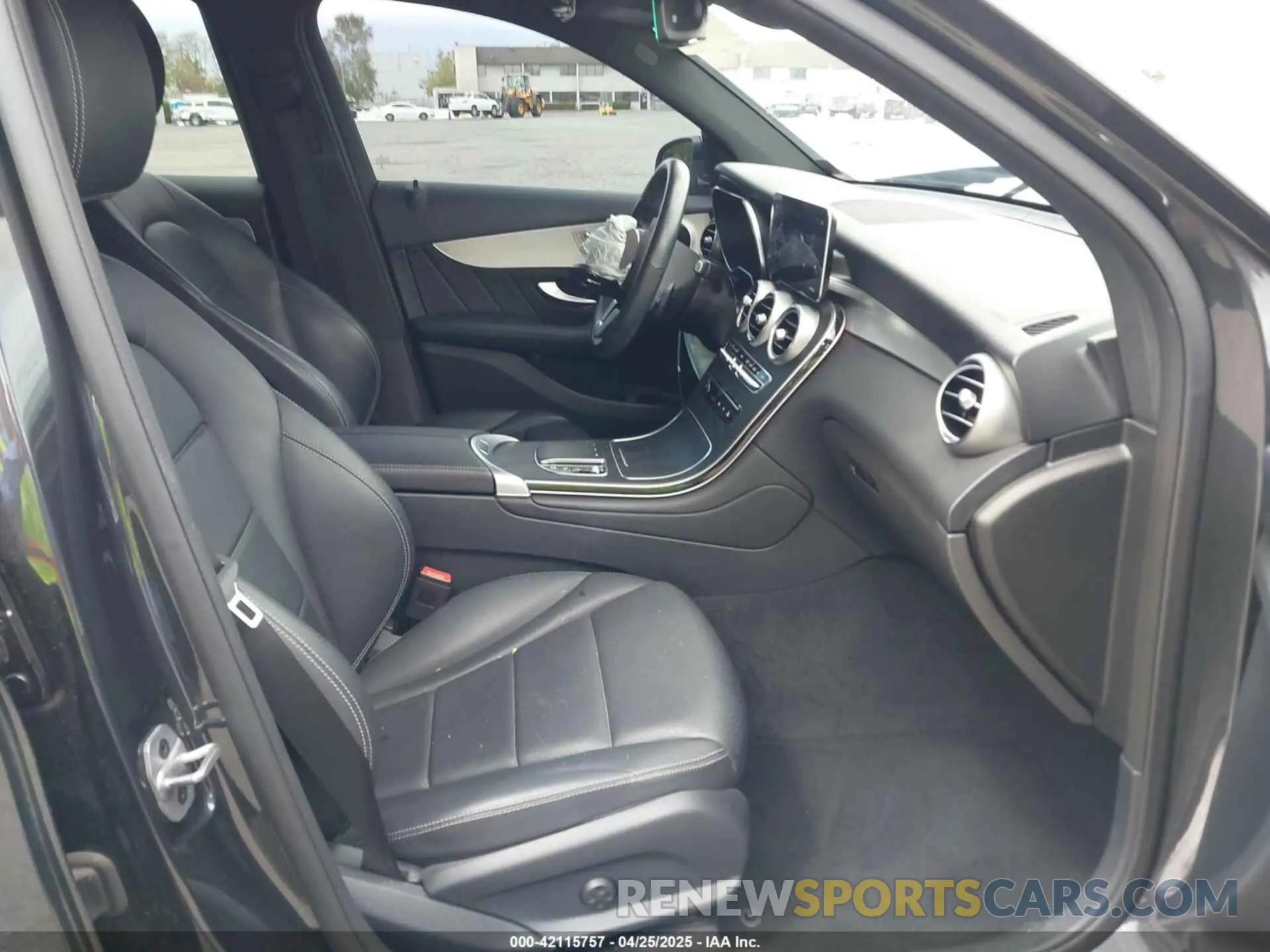 5 Photograph of a damaged car W1N0G8EBXNG052702 MERCEDES-BENZ GLC 300 2022