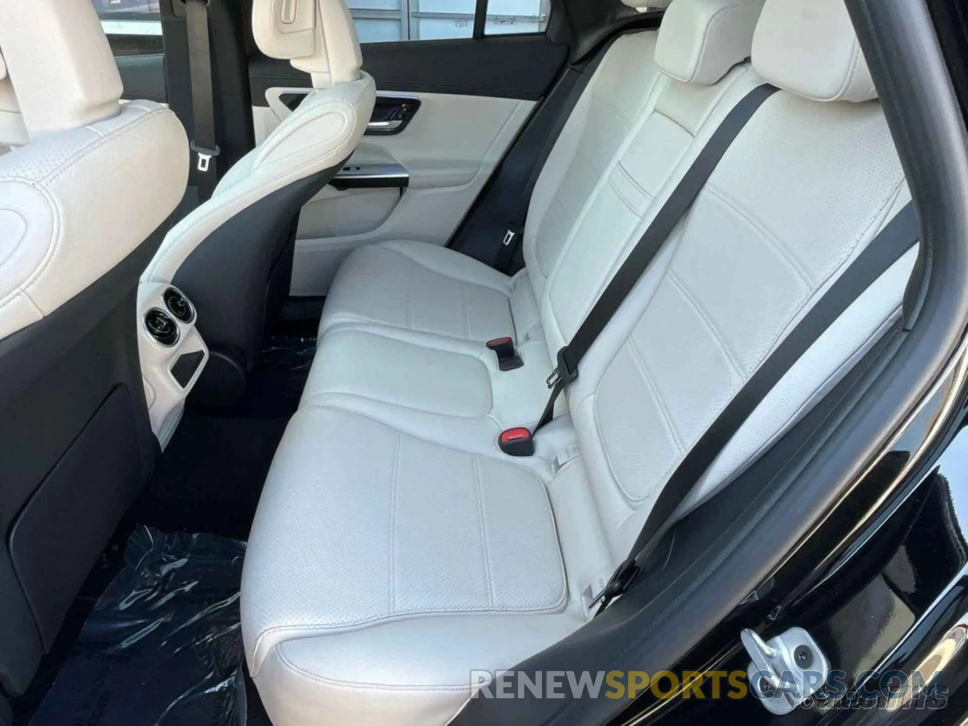 4 Photograph of a damaged car W1NKM4HB4RF130005 MERCEDES-BENZ GLC 300 2024