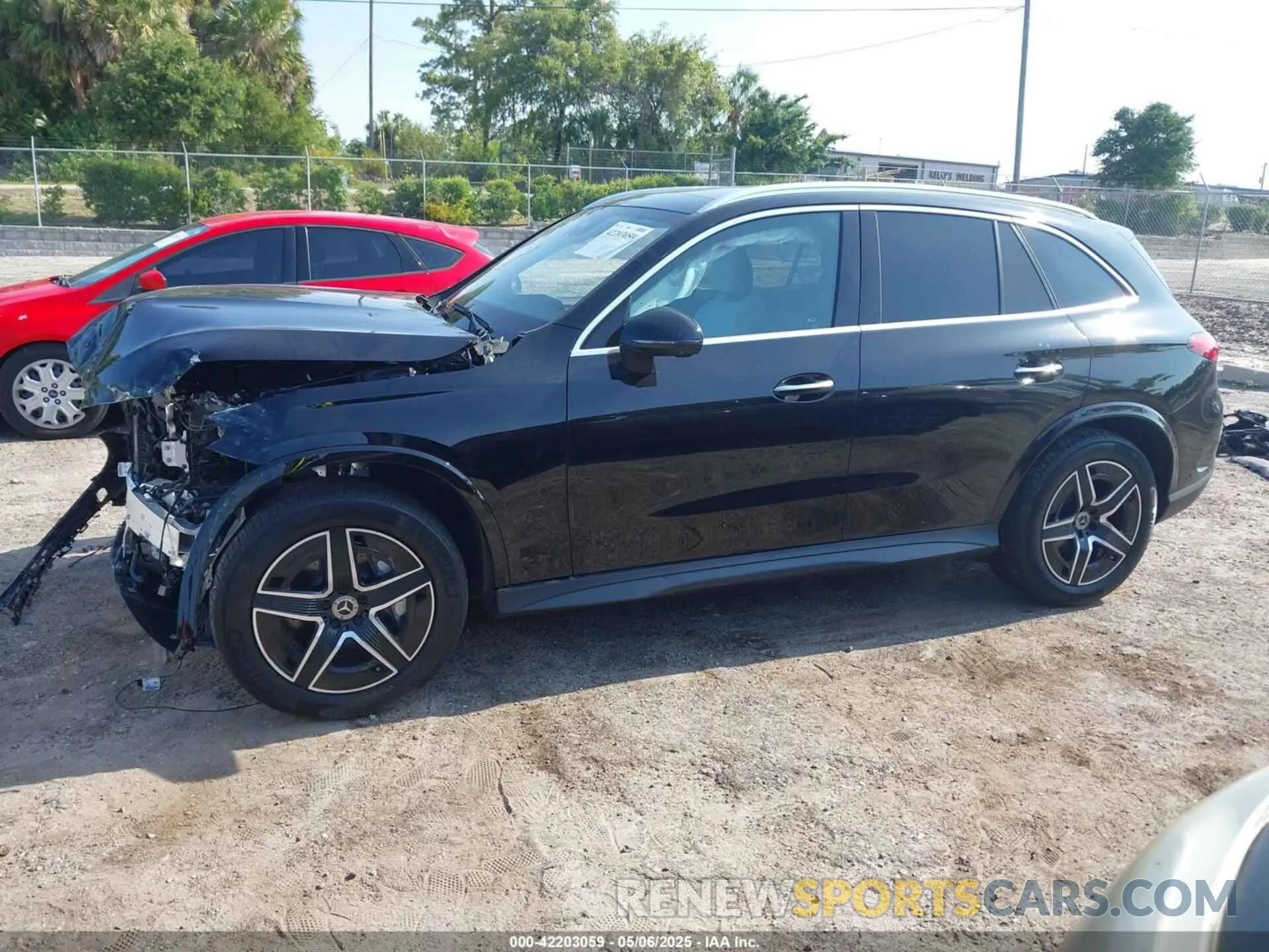 14 Photograph of a damaged car W1NKM4HB6RF215914 MERCEDES-BENZ GLC 300 2024